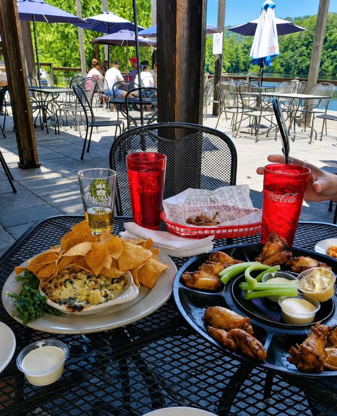 Pints, hot wings and perfect weather lakeside... the best way to spend a breezy afternoon ☀️