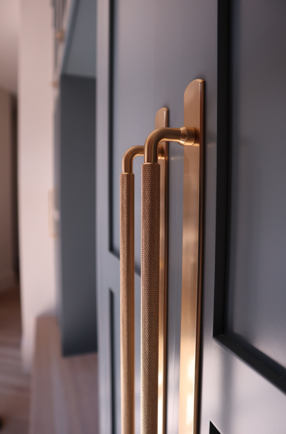 Cabinetry hardware close up - large handle.png