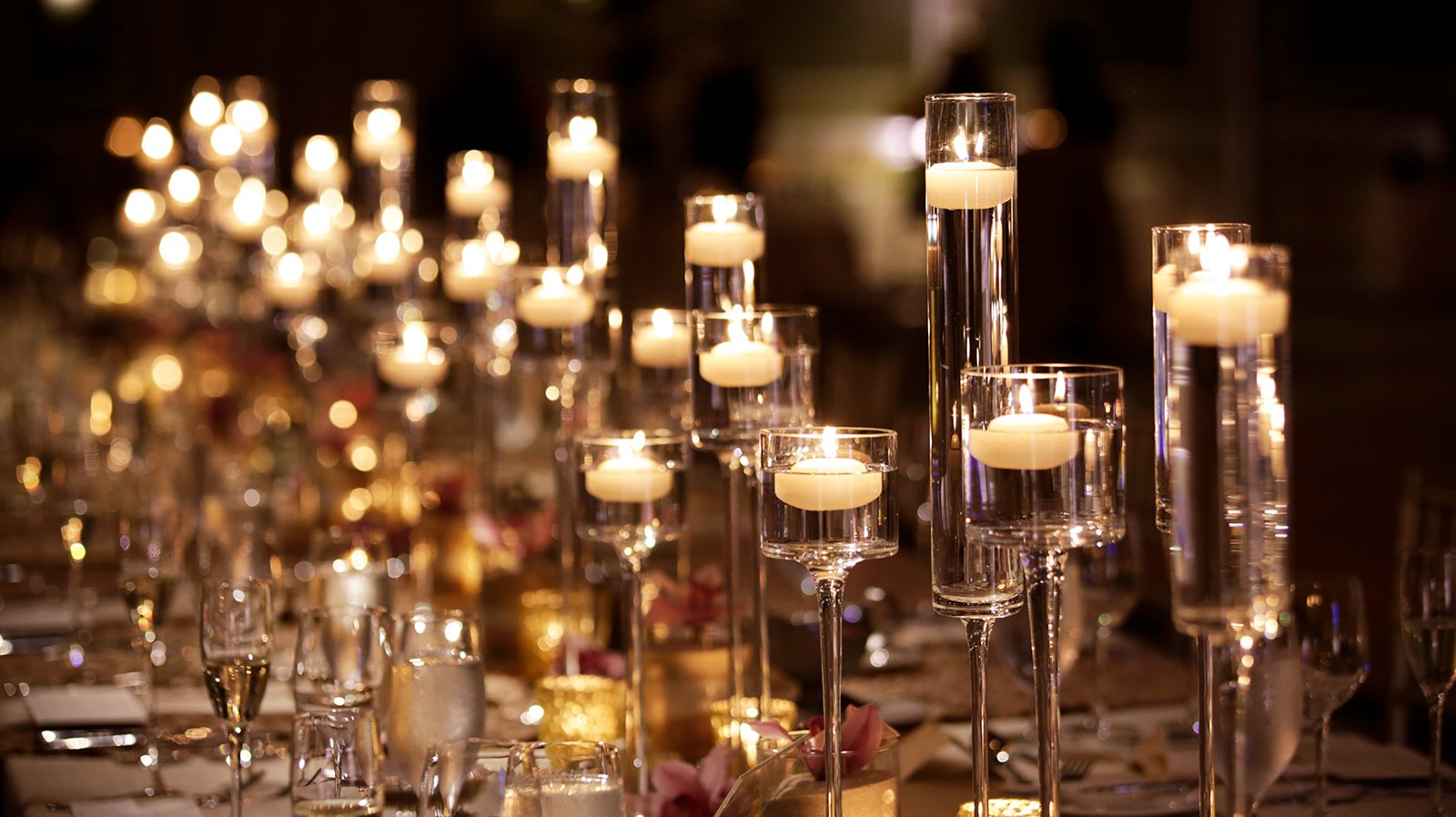 candles-bright-on-wedding-dinner-table_MG_1435.jpg