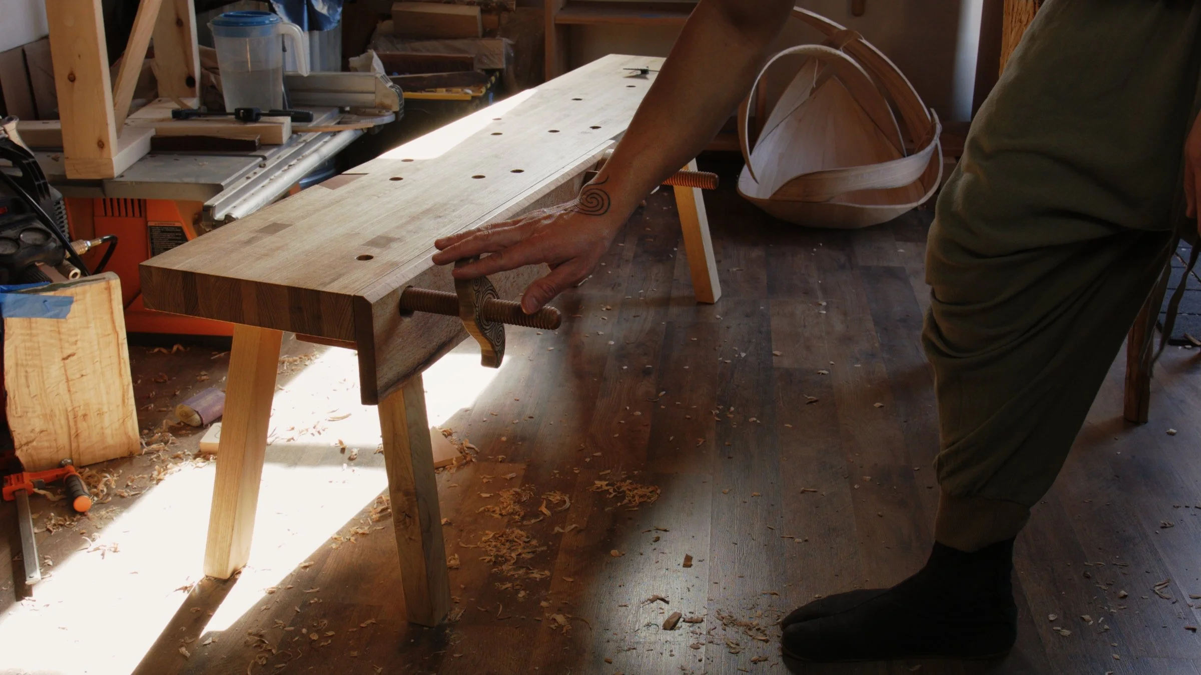 watch: Making the Kanóa "Roman" Workbench