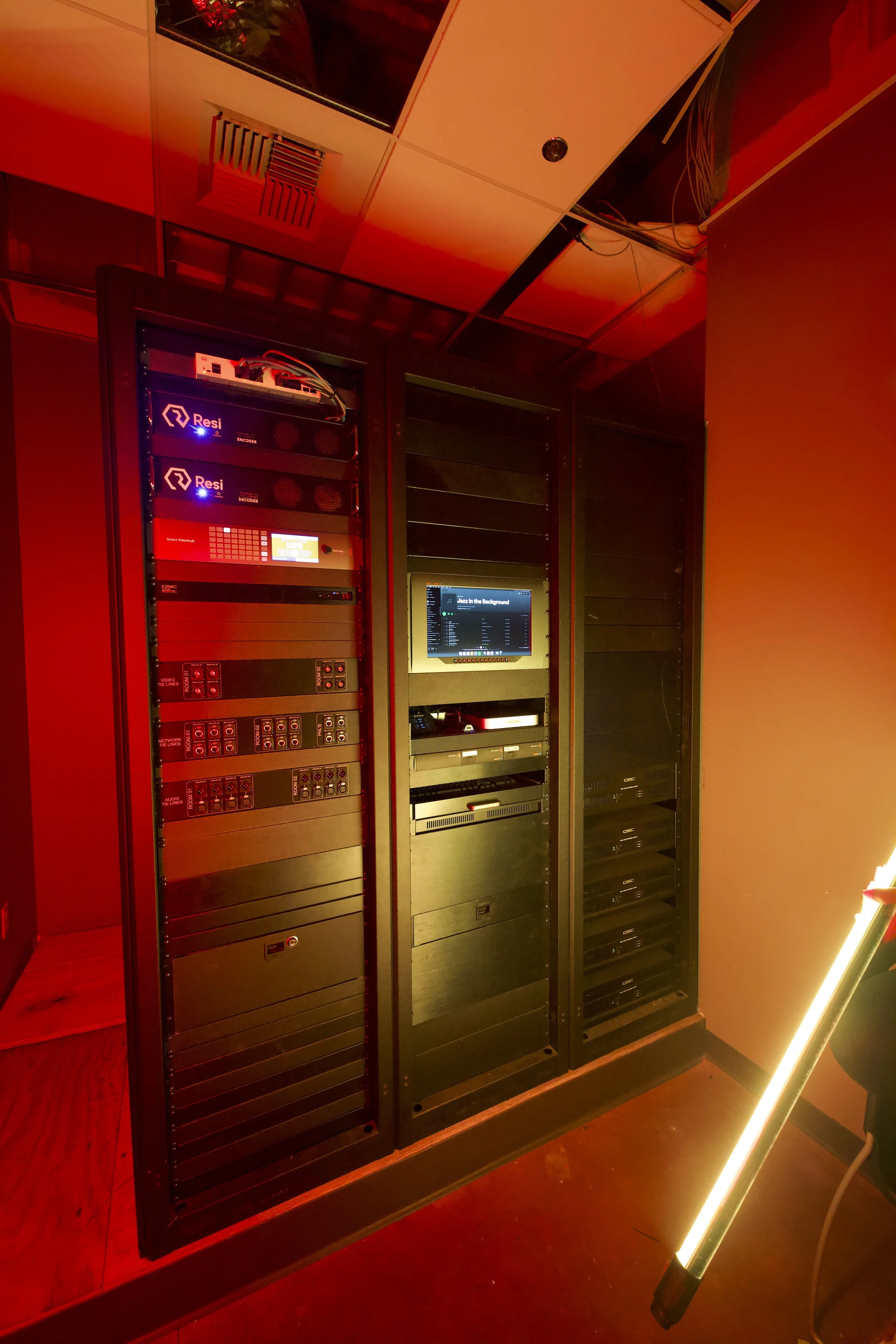 COMMONS RED WHT.jpeg