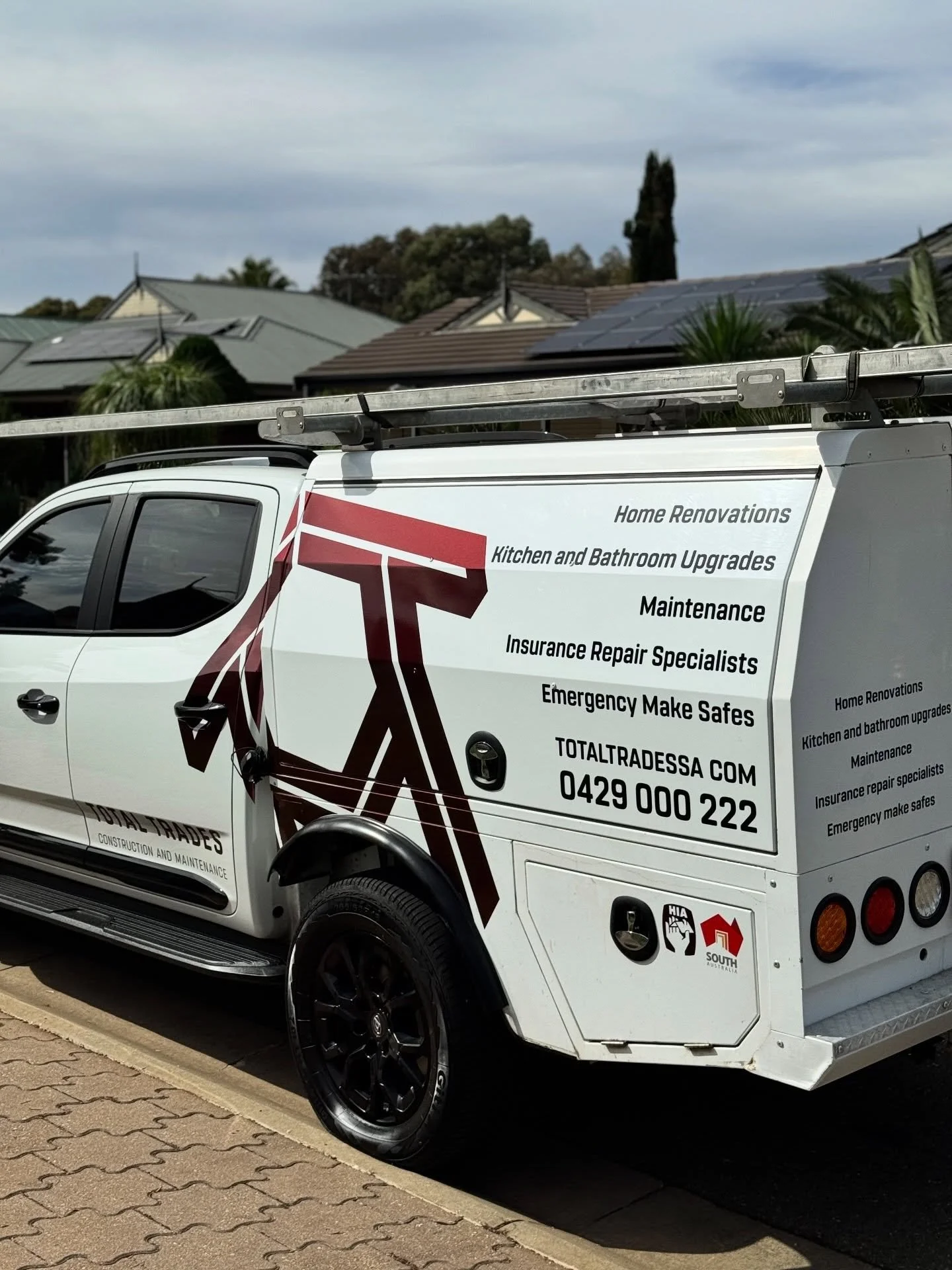 Clean, tough and built to work 💪
Partial cab and toolbox signage install on this rig. Simple branding that stands out @totaltrades