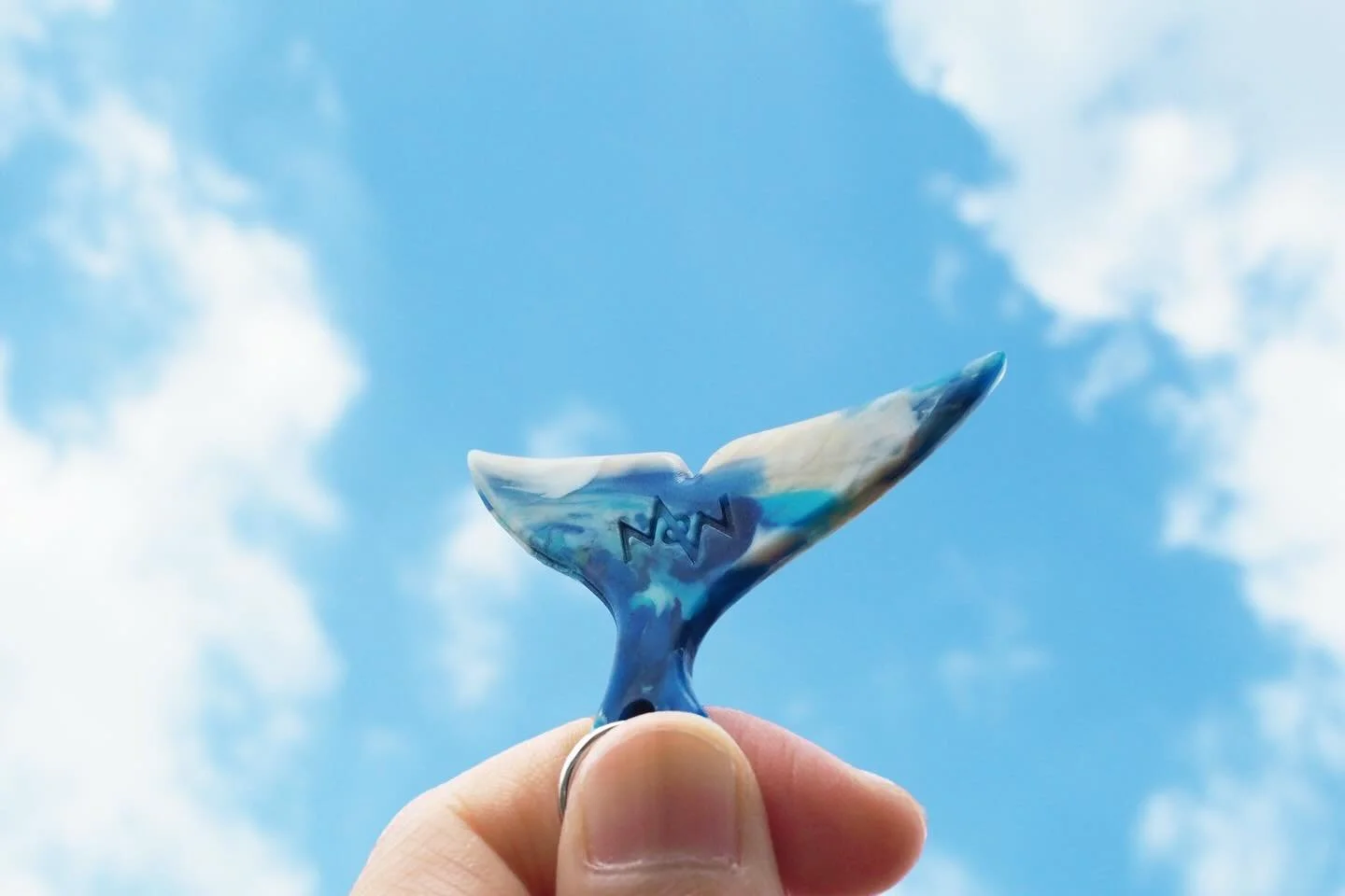 みなさんこんにちは、bu&oslash;yです🐠🫧

毎日の持ち物に、海を感じるワンポイントを取り入れてみませんか？

小さいのにしっかり目を引くチャームは、バッグや鍵につけるだけでさりげないアクセントに✨

海洋プラスチックをそのまま活かした、ひとつひとつ異なる表情が魅力です。空や海の景色にかざすと、また違った表情も見えてきます🌈

bu&oslash;yのアイテムには、回収地域の背景や海ごみを拾った人の想い、そして海への願いが込められています。

一度は捨てられてしまったプラスチックだ