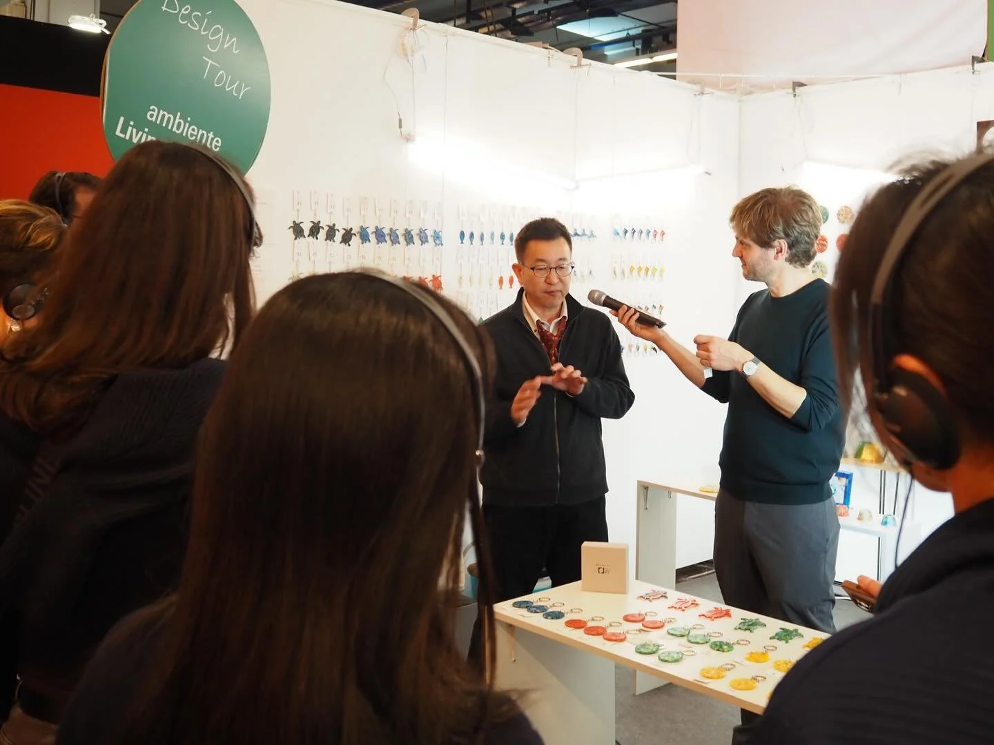 先日、160か国以上から10万人以上が訪れる世界最大級の見本市「Ambiente」に出展してきました。今年は2回目の出展です。
⁡
会場では様々な国の方とお話しでき、「海洋プラスチックからできているの？アートだね」「すごくいい取り組み」と嬉しい声をたくさんいただきました。 
「去年も出てたよね！」と声をかけてくださる方もいて、少しずつ覚えてもらえていることが励みになりました。 
⁡
また今回は社長がインタビューを受ける機会もあり、ブランドのことを多くの方々に直接伝えられたこともとても嬉しかったで