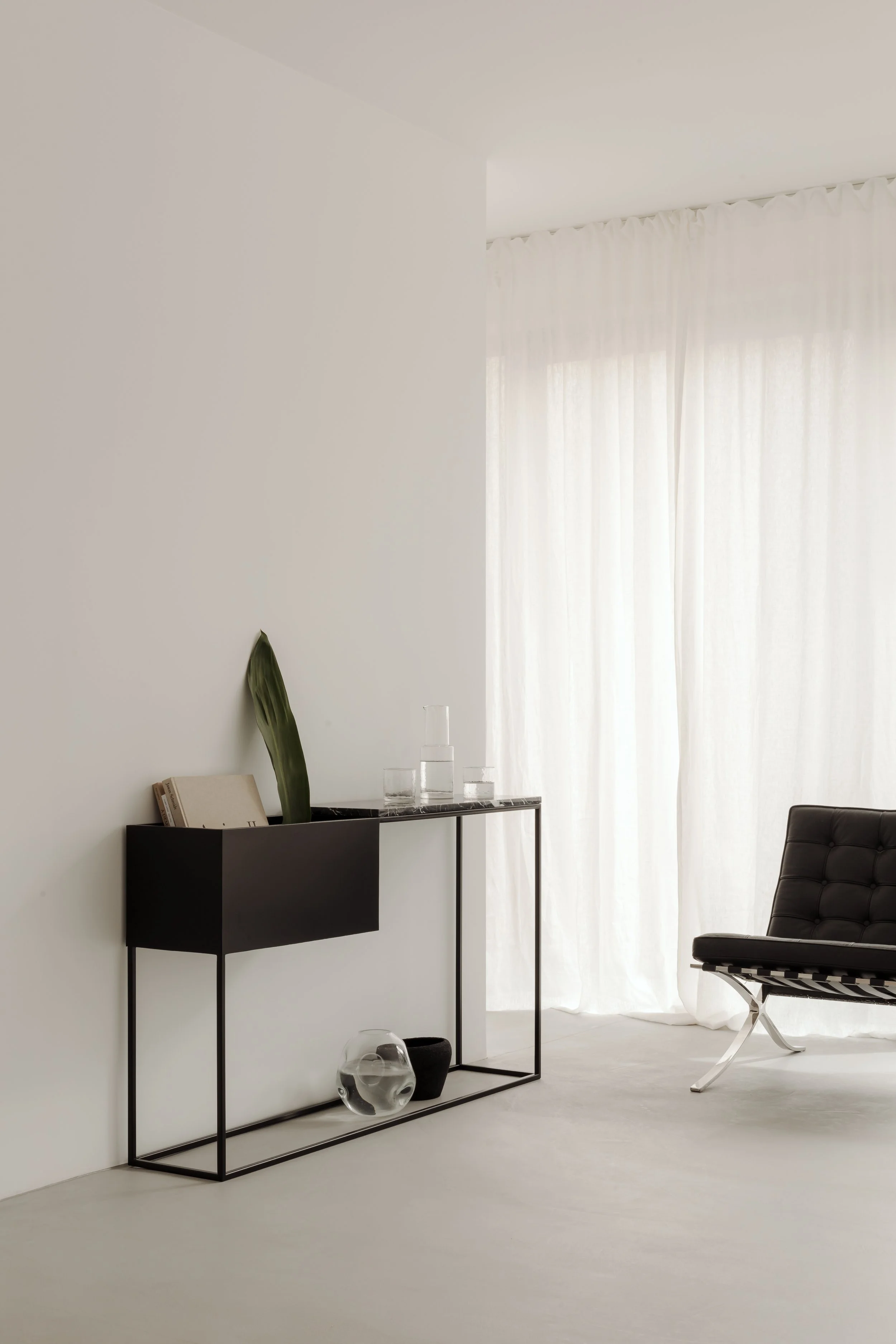 kaboompics_minimalist-interior-featuring-black-console-and-lounge-chair-37022.jpg