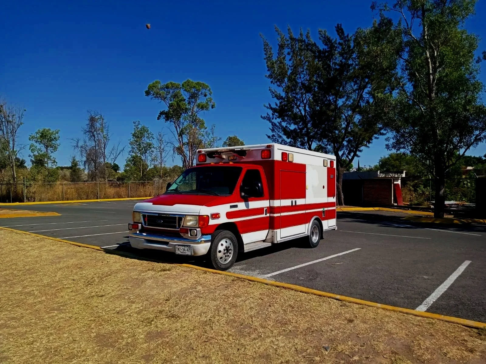 Una ambulancia estacionada en un parque de estacionamiento en Guadalajara