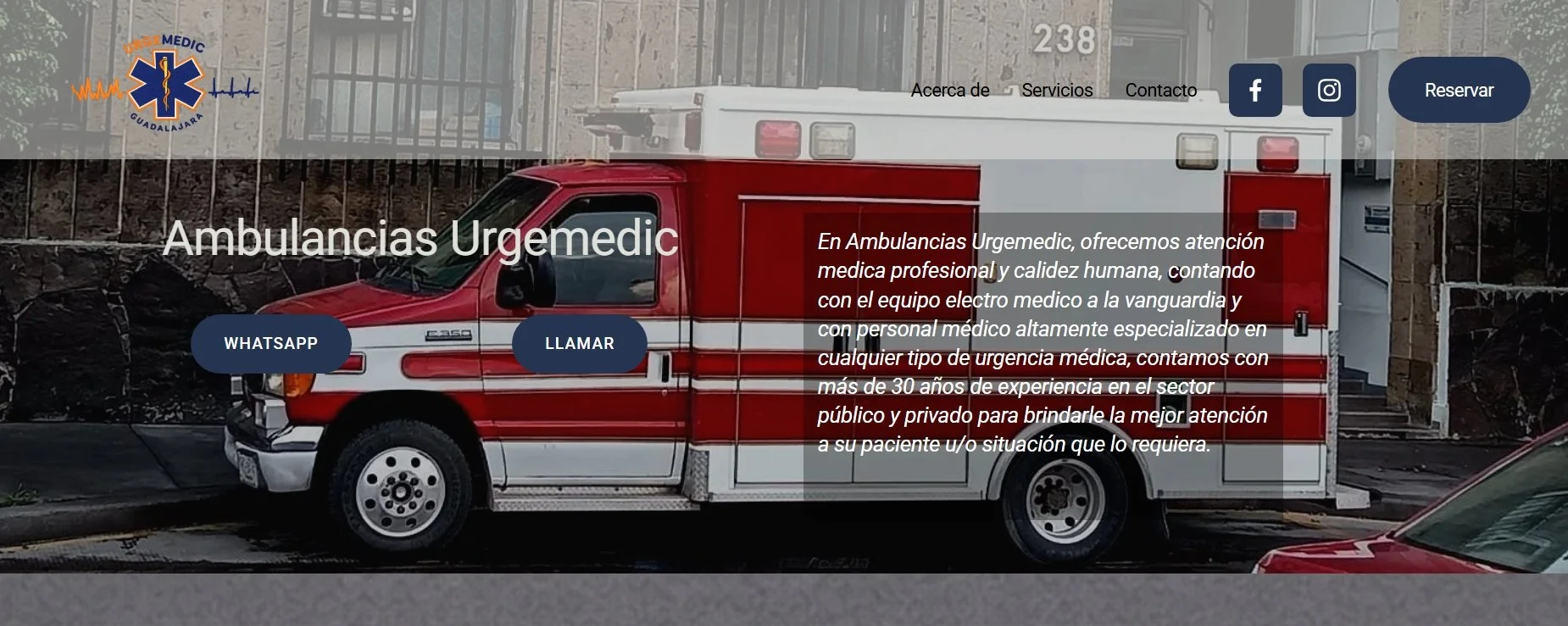 Ambulancia de emergencia de color rojo y blanco estacionada en la calle, con logotipo de Urgemedic  Guadalajara en la esquina superior izquierda y botones para WhatsApp, llamar y reservar.