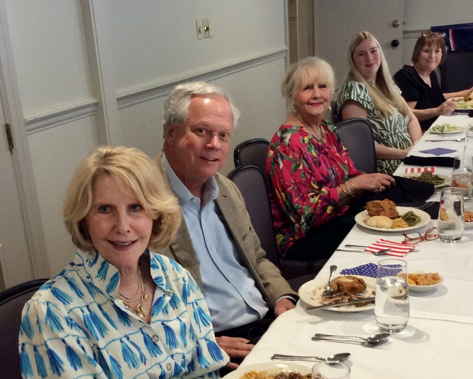  Guests Kathryn and John Pittman, sit next to Julia Banks, Kathryn Womble, and Candy Hony. 