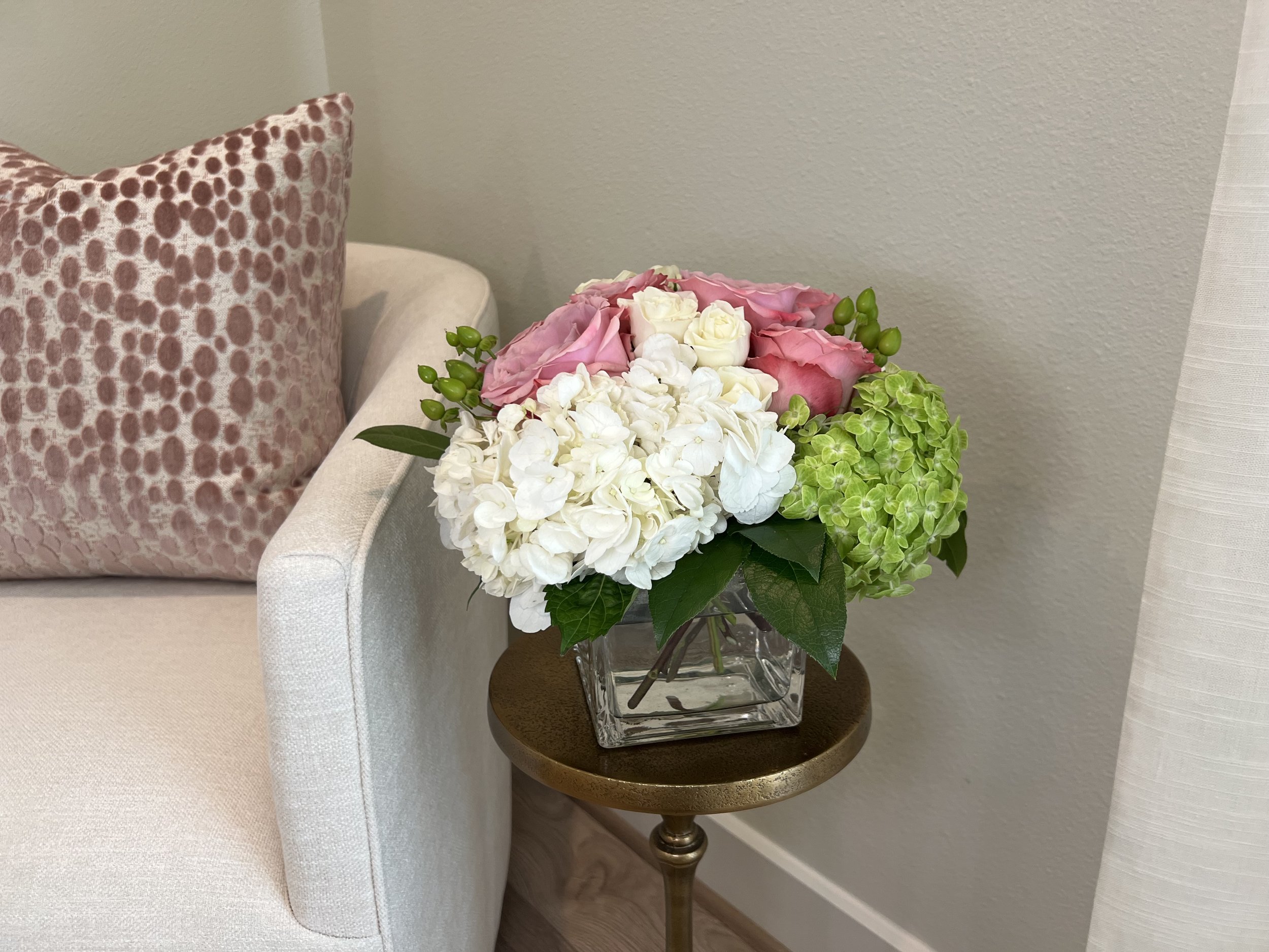 Floral Centerpiece green hydrangeas close up 2.jpeg
