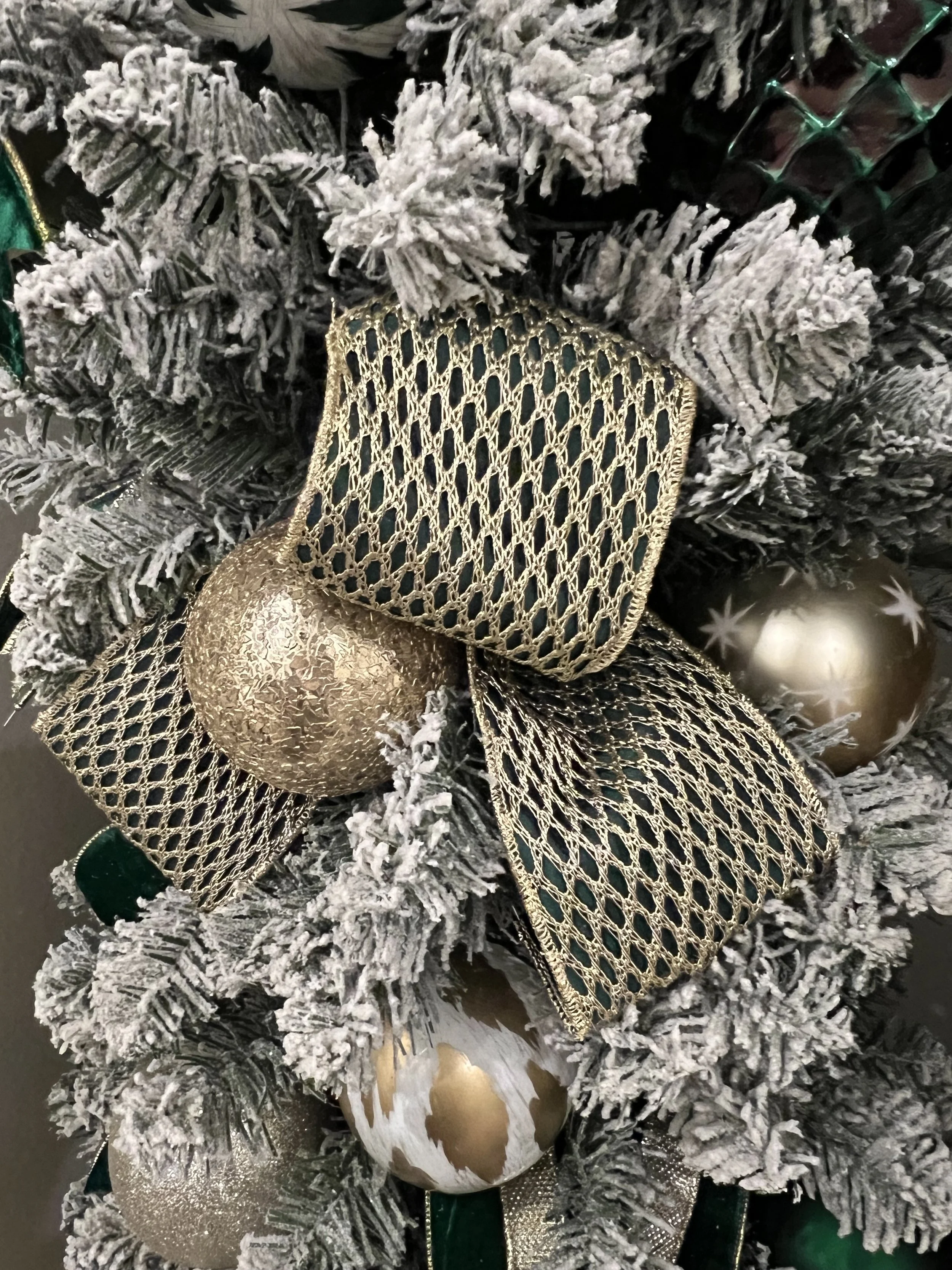 BR Tree mesh ribbon bow with ornament close up.jpeg