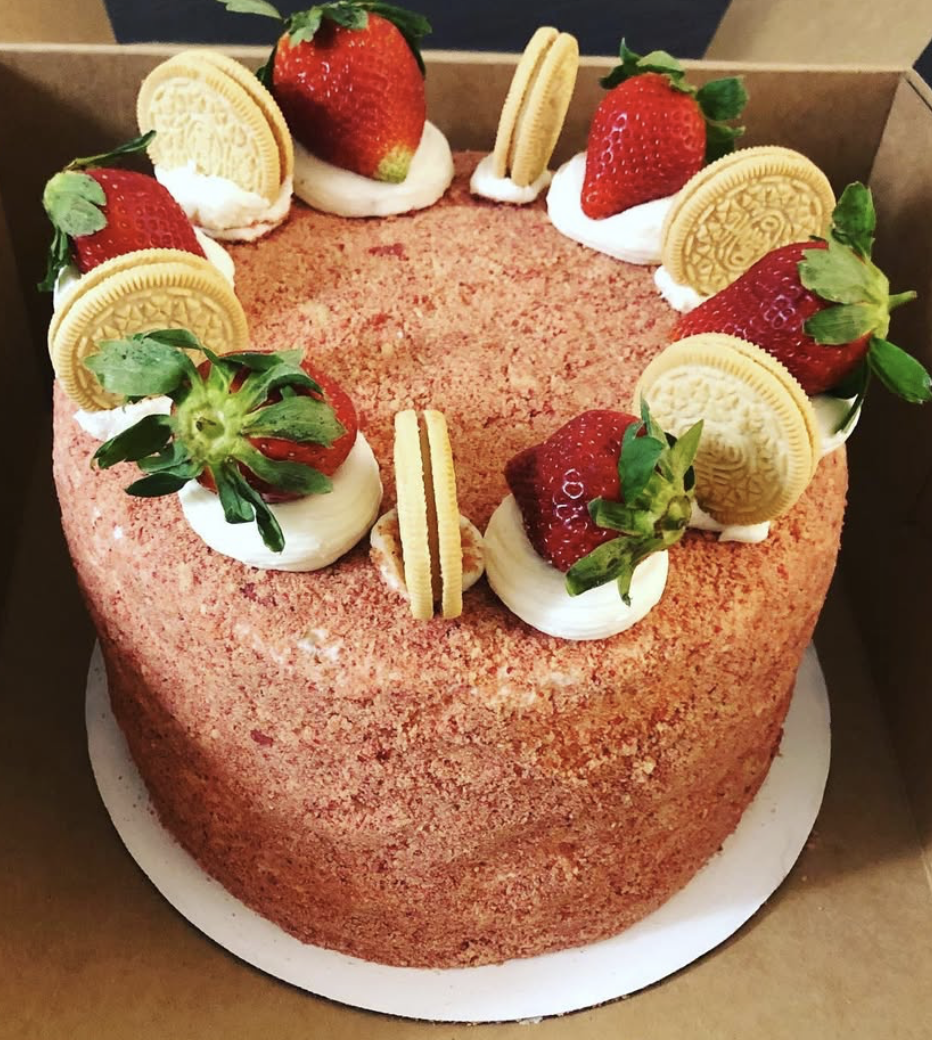 8' round 2 layered cake (feeds 15-20 people)