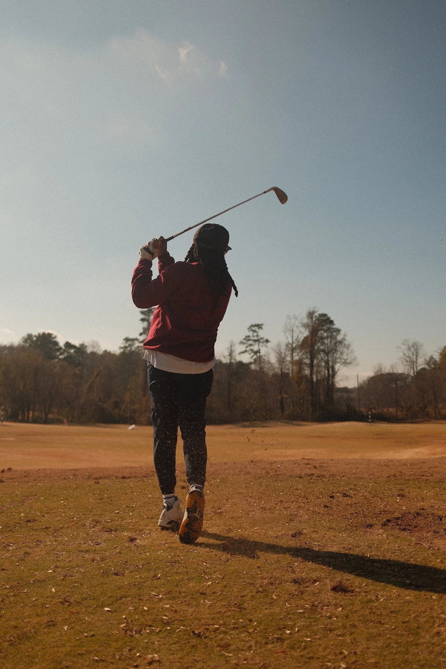 a person participating in a swing easy. golf clinic for beginners and high-handicap golfers.