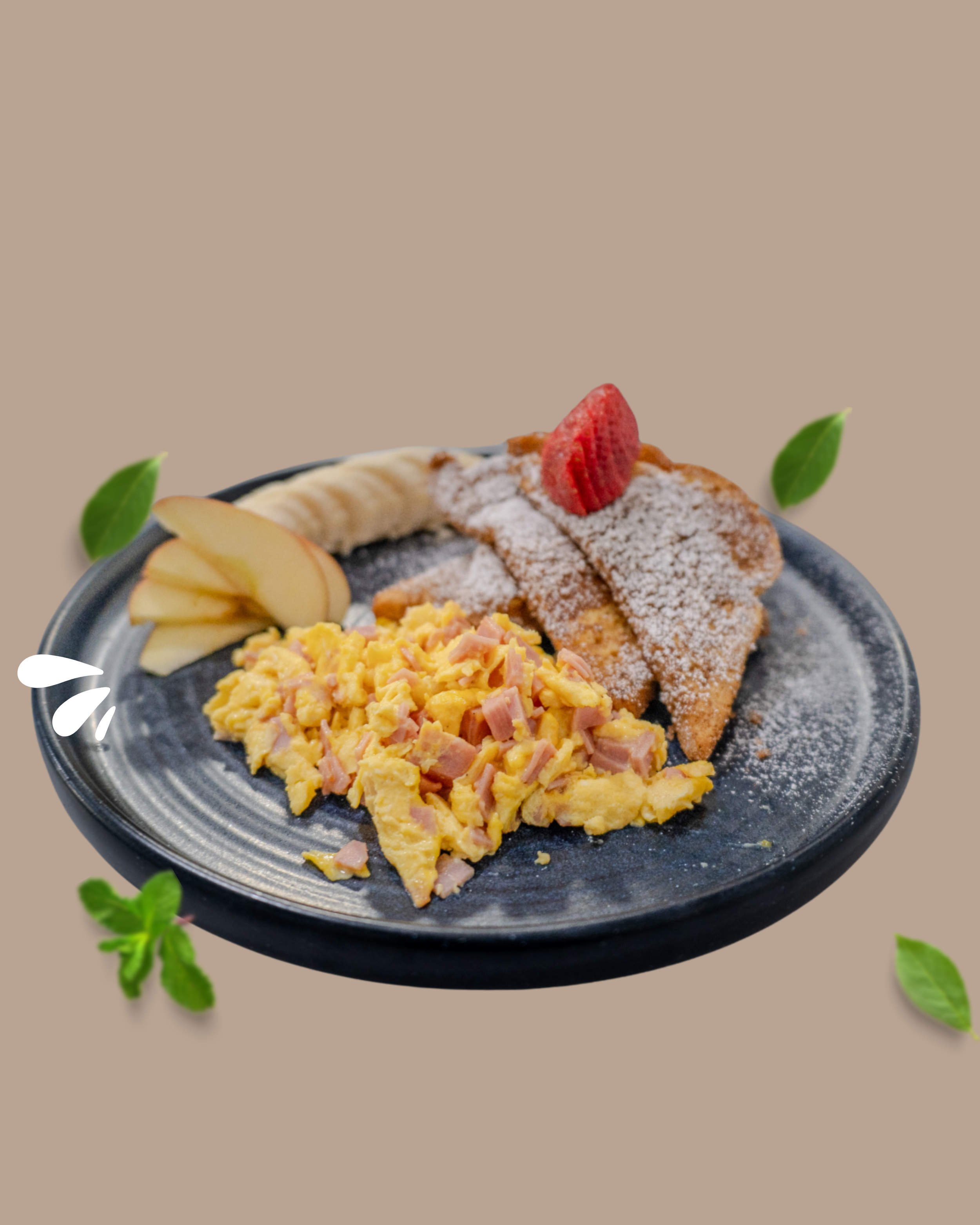 Desayuno con huevos revueltos, plátanos en rodajas, fruta con fresa y panqueques con azúcar y fresa, decorado con hojas verdes.