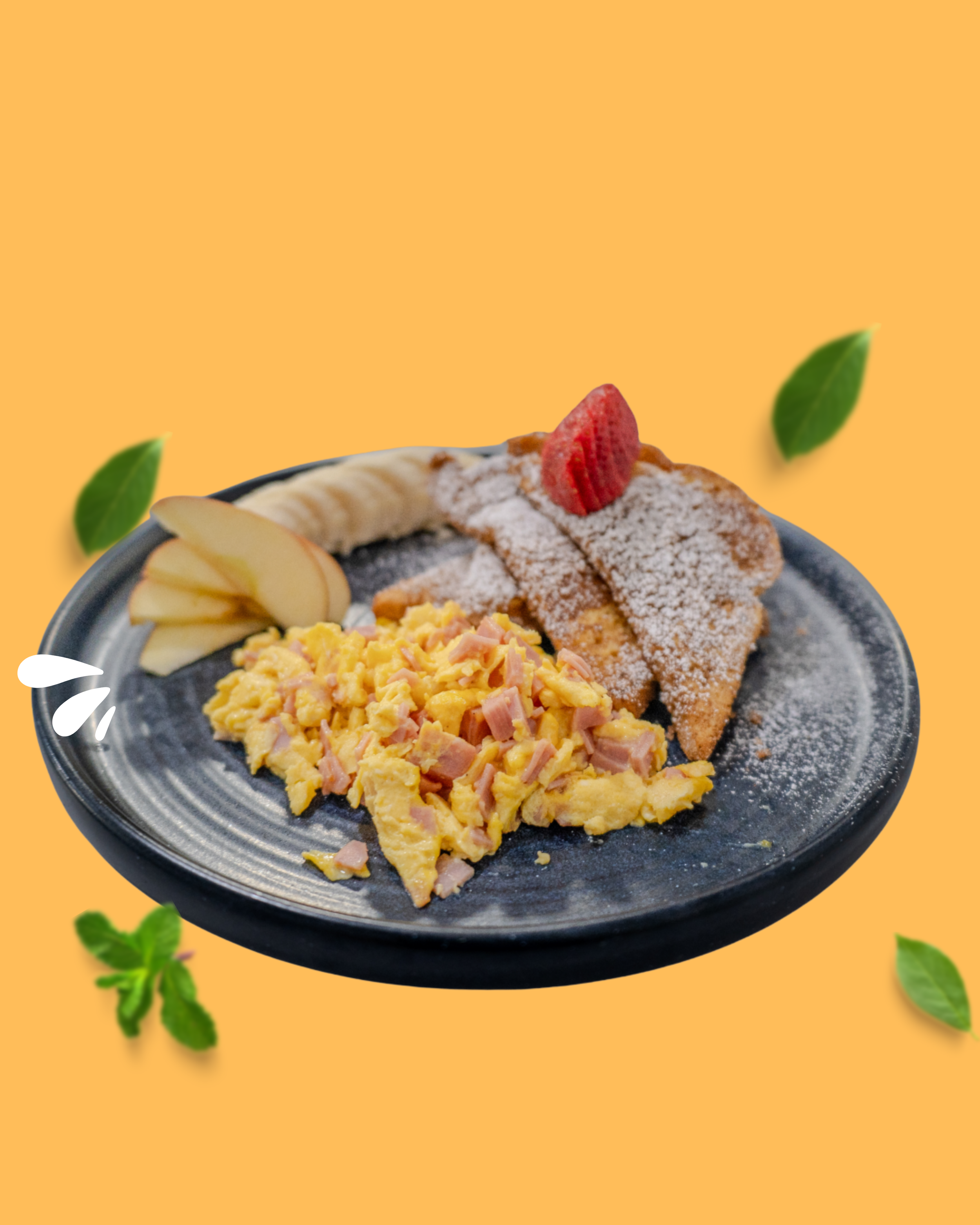 Plato de desayuno con huevos revueltos, rodajas de plátano, manzana en rebanadas y pan francés con azúcar y fresa encima, decorado con hojas verdes.