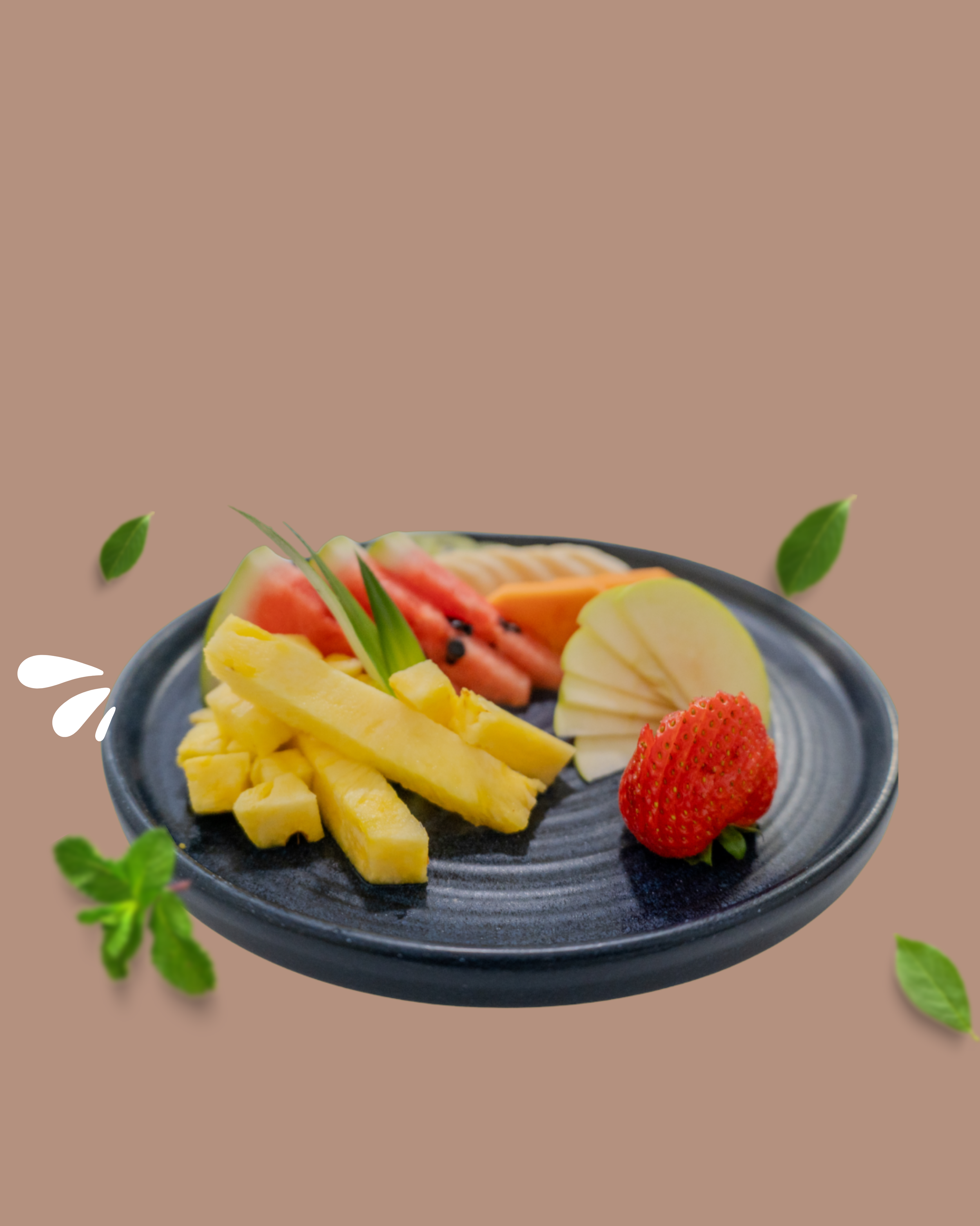 Plato de fruta variada con piña, sandía, fresa, manzana y otras frutas, decorado con hojas verdes y presentado en un plato oscuro