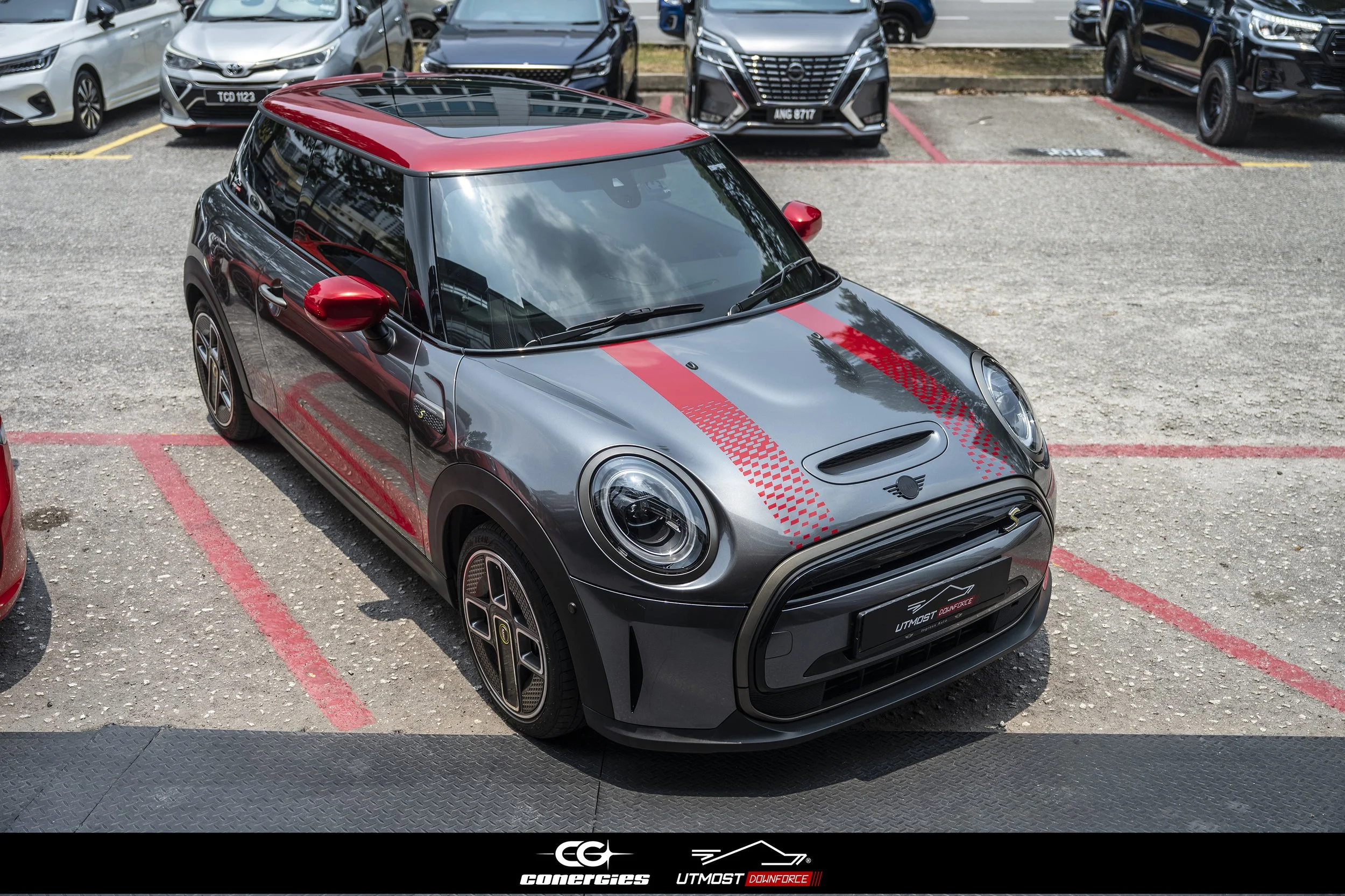 GLOSS SHINE GREY | VIBRANT CRIMSON