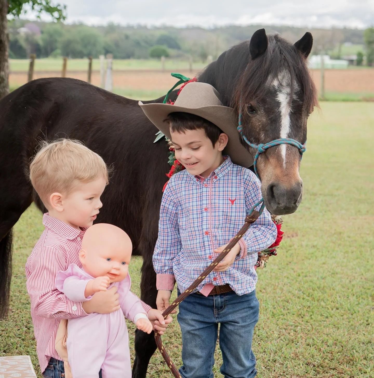 Two best friends and their beautiful pony Sammy 📸 Thankyou our friend Elizabeth Argue Photography