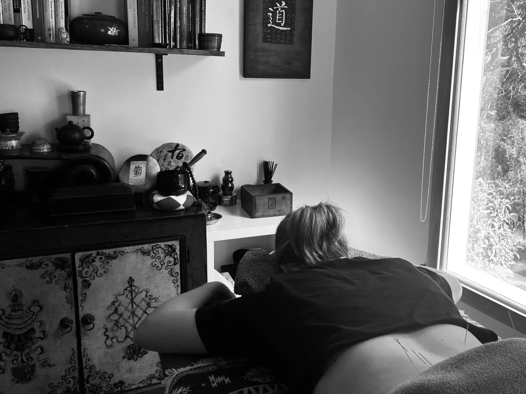 A serene refuge for acupuncture at Dao Hut, located in Lenah Valley, Hobart. Surrounded by beautiful bush and trees, Dao Hut sits at the base of Kunanyi / Mt Wellington