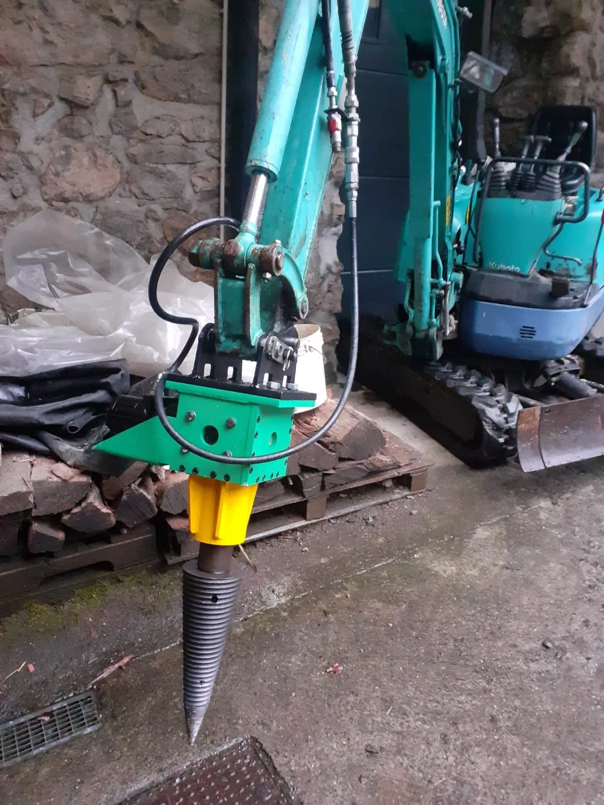 Spaccalegna a vite conica montatao su braccio dell'escavatore completo di tubi e sella a misura