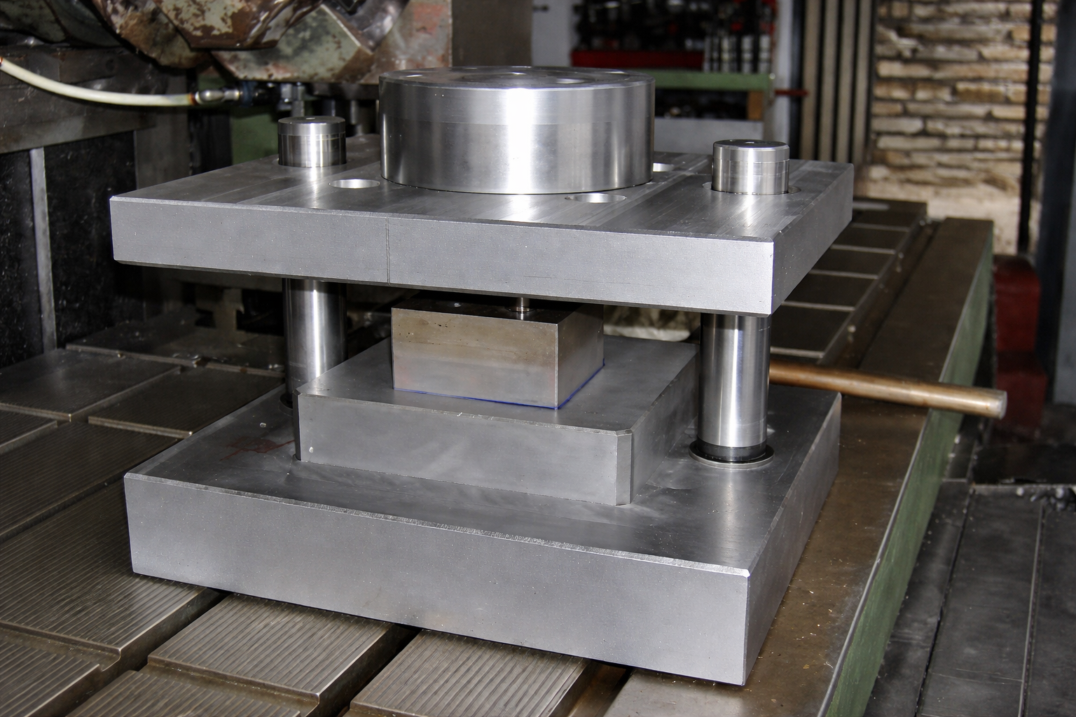 Stampo per tranciatura appena costruito su alesatrice a banco fisso