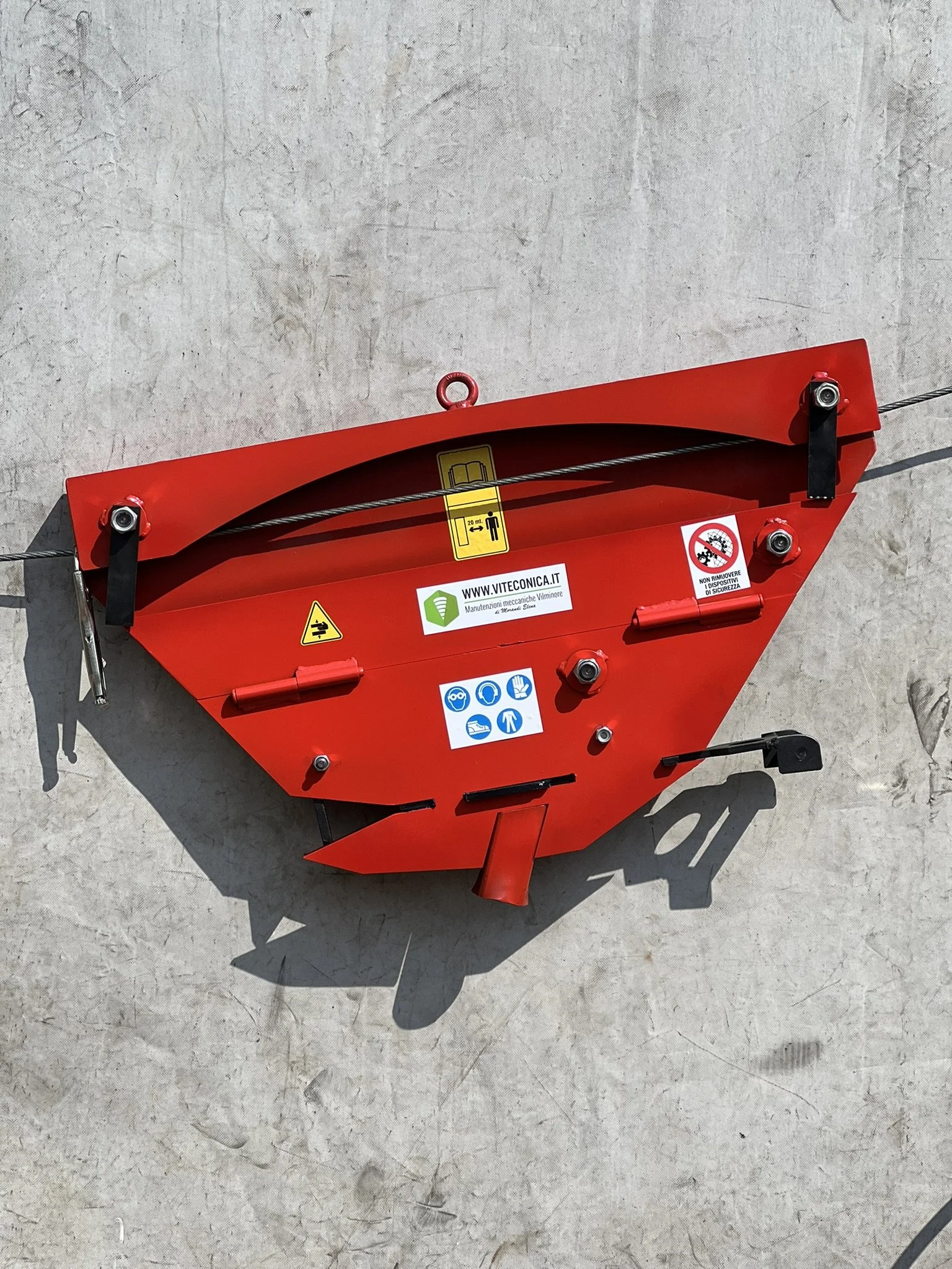 Carrello esbosco ad uso hobbistico con fune portante, colore rosso , in fase di collaudo