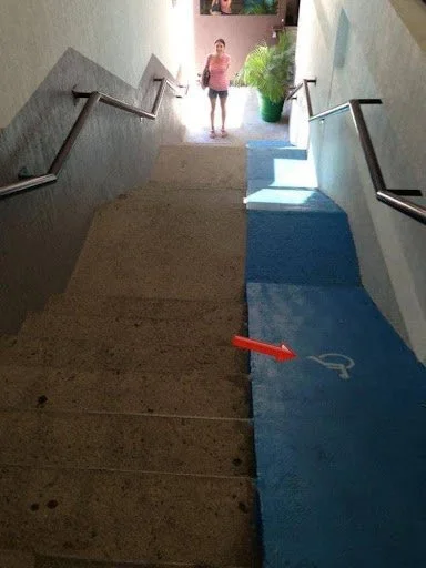 Dangerous ramp with steep drop and no safety barriers