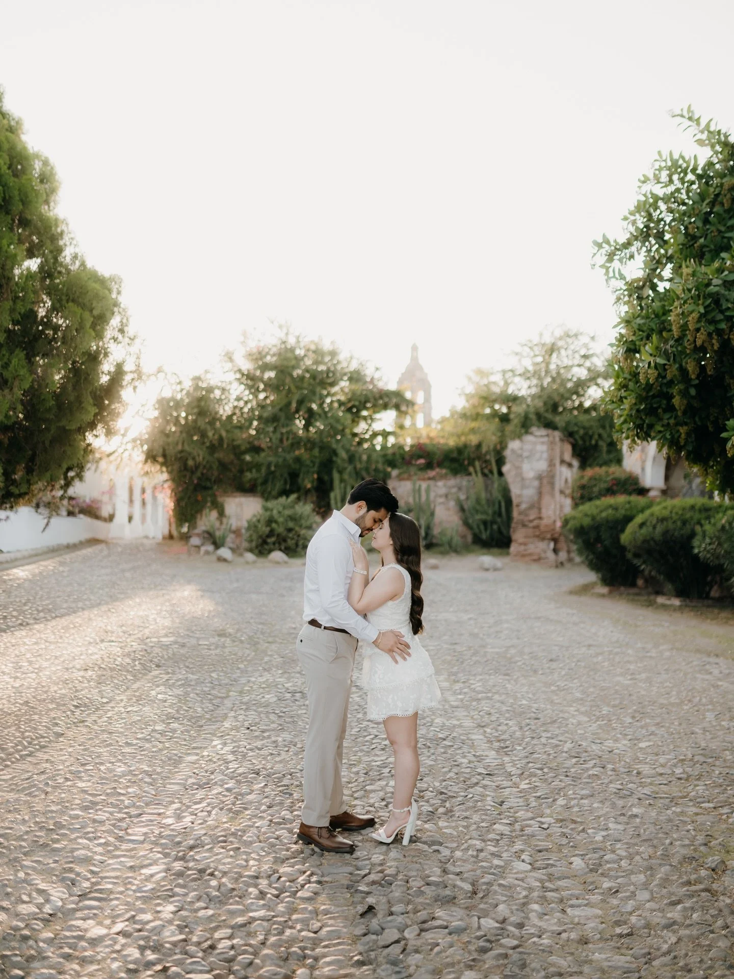Soft light, timeless corners, and a love that feels effortless.
Alan &amp; Marian in the heart of &Aacute;lamos, Sonora. ✨
.
.
.
#destinationweddingphotography #destinationwedding #alamossonora #sonora #destinationelopement