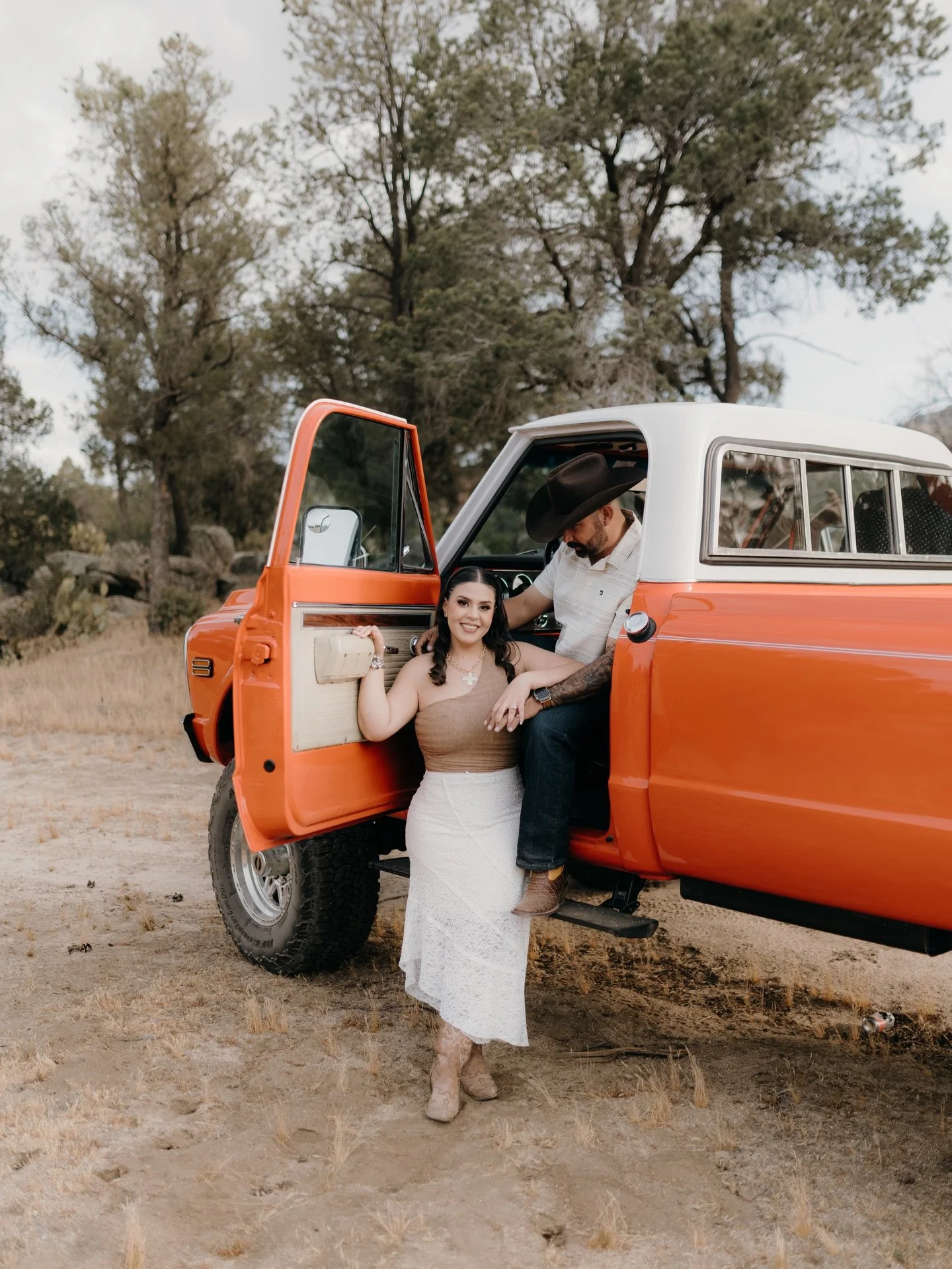 sunset dust &amp; the prettiest kind of love.
14&bull;07&bull;2026
.
.
.
.
Makeup Artist: @makeupbycarlanavarro.mx 

#western #westernphotographer #engagement #destinationwedding #destinationweddingphotography
