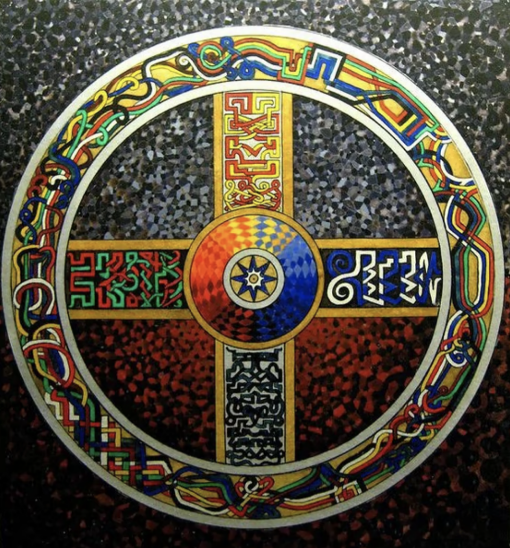 Cercle coloré avec un motif celtique et un centre rond partiellement bleu, orange, rouge, jaune, noir et blanc, posé sur un sol à mosaïque noire.