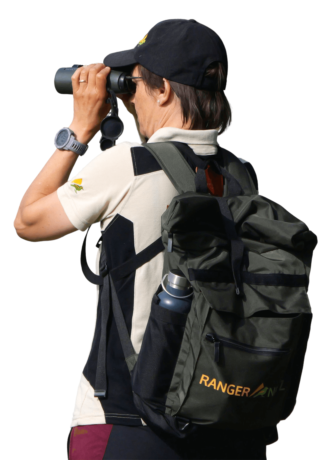 Rangernetz Rangerin Frau mit Neon-Uniform, Rucksack und Fernglas schaut durch das Fernglas nach vorne.