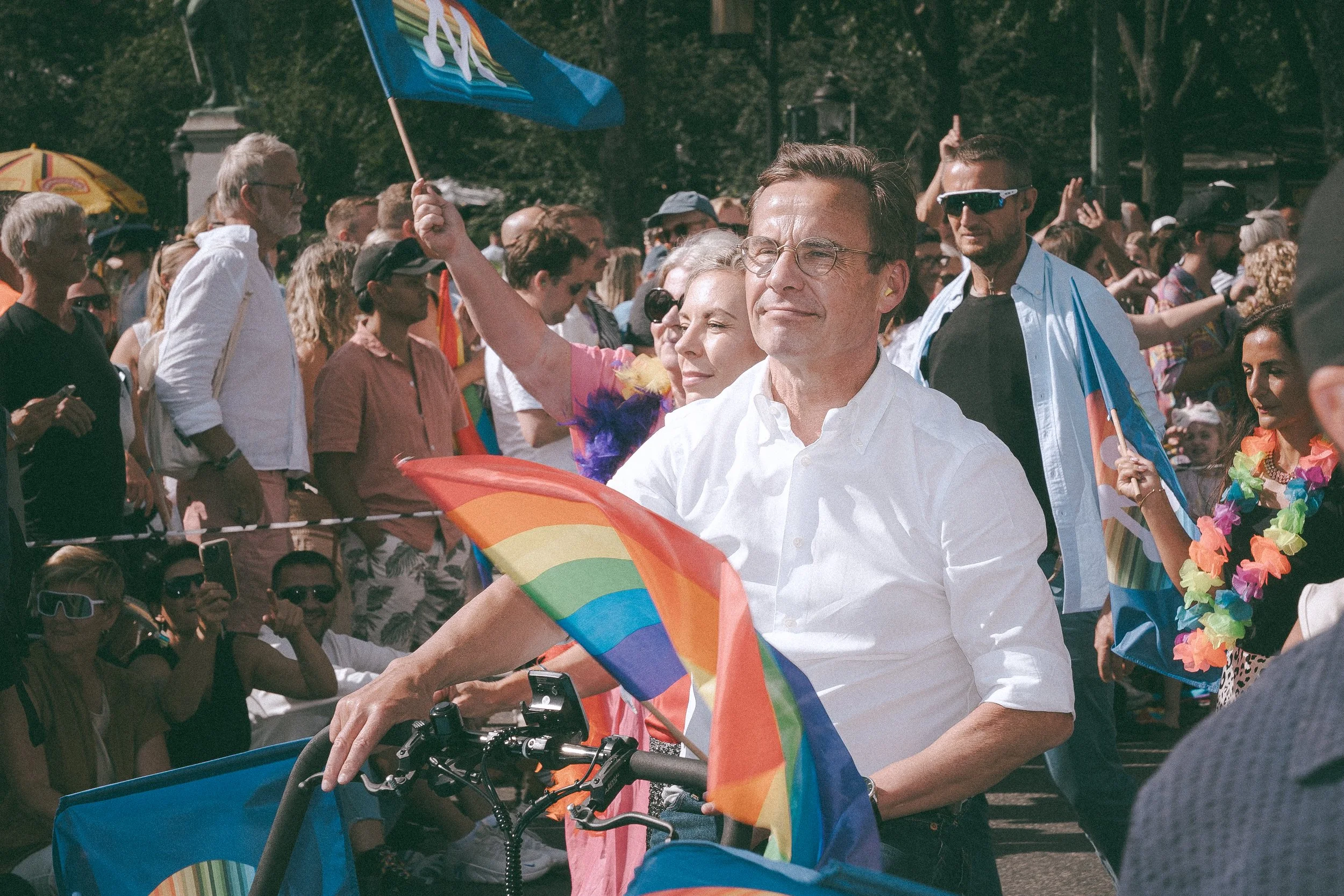 Ulf Kristersson på prideparaden 2026 cyklandes