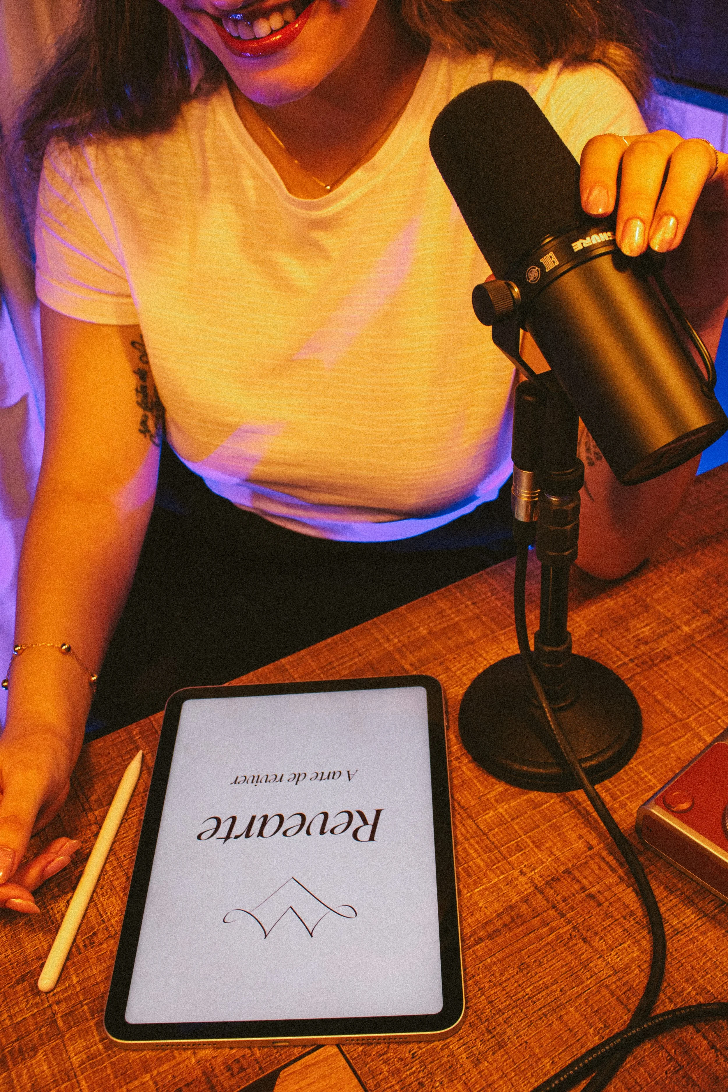 Bastidores da marca Revearte: gravação de conteúdo sobre narrativa emocional e vídeos de eventos, reforçando o posicionamento maduro e sensível da empresa.