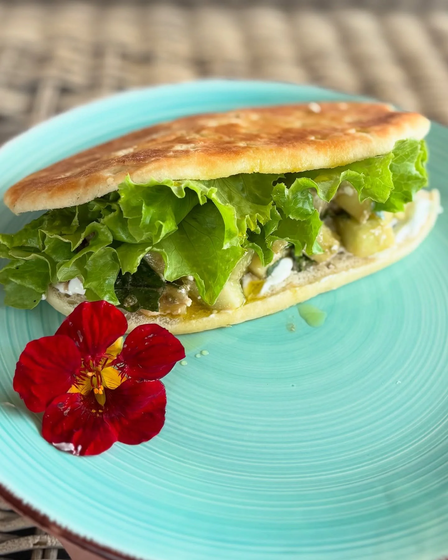 Snack rapide pour l&rsquo;&eacute;t&eacute; ☀️ pour une petite pause fra&icirc;cheur &agrave; la maison avec ce panini healthy aux saveurs grecque💚 Pain grill&eacute;, salade croquante, f&ecirc;ta fondante, l&eacute;gumes frais &amp; une sauce tzatz