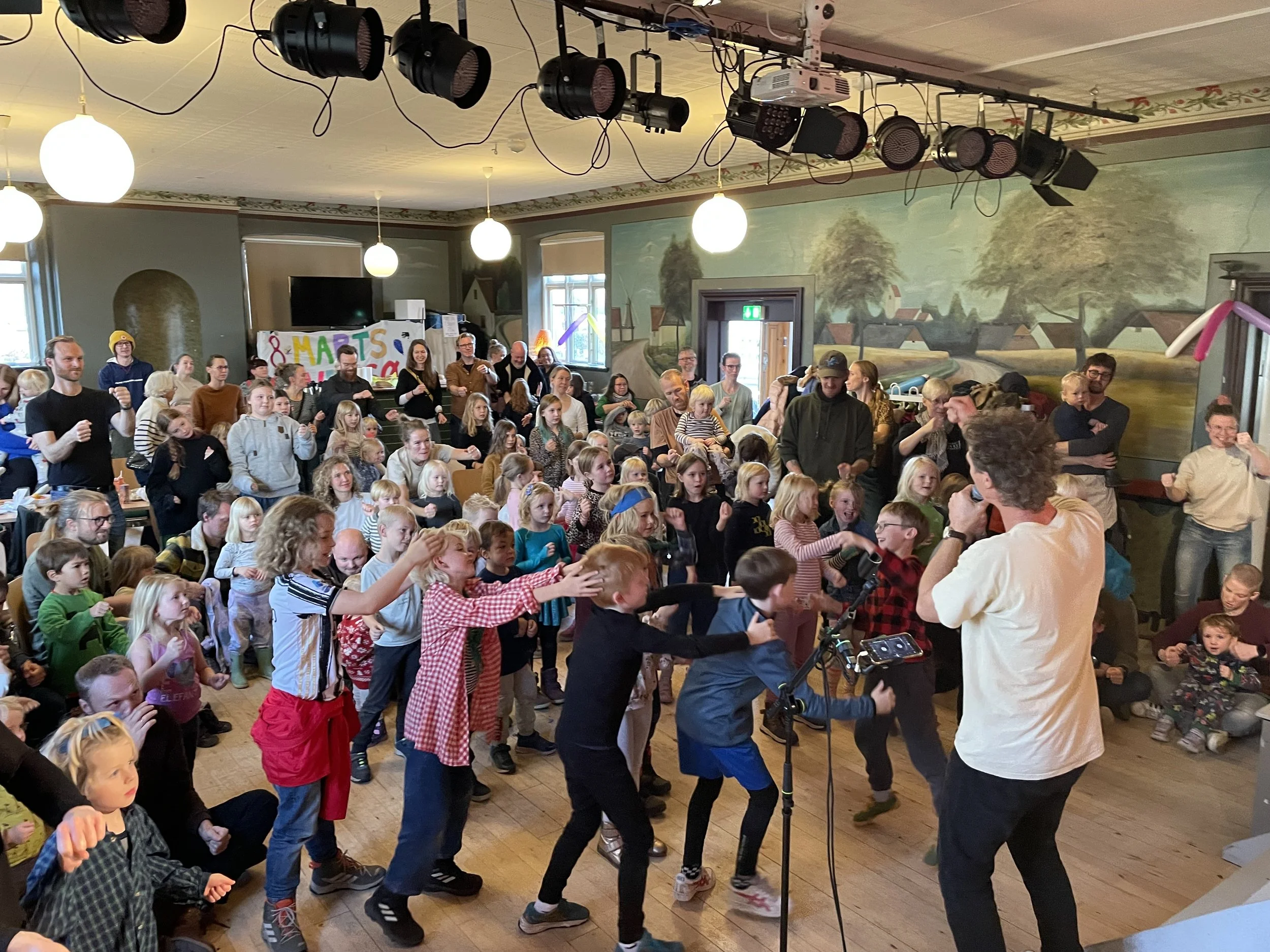 Salon-8-marts-for-børn-dans.jpg