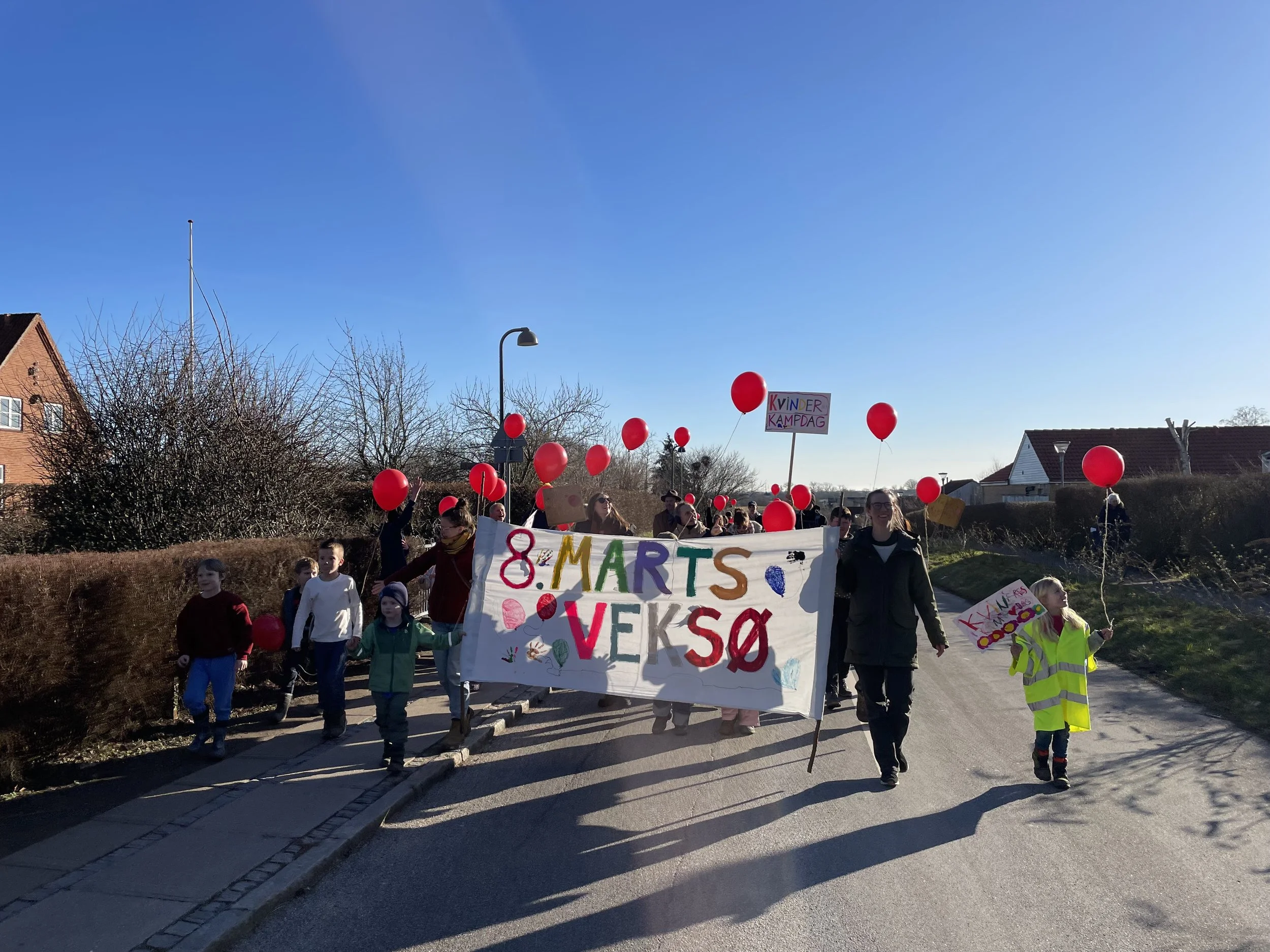 Salon-8-marts-kvindernes-kampdag-veksø-optog-gaden.jpeg