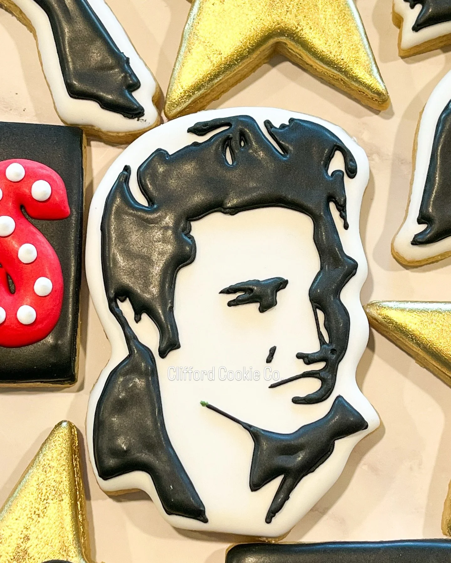 🤩 Here&rsquo;s the whole set! 

These will forever be in my all time favorites of sets I&rsquo;ve made ❤️🖤 

#elviscookies #elvispresley #customcookies
