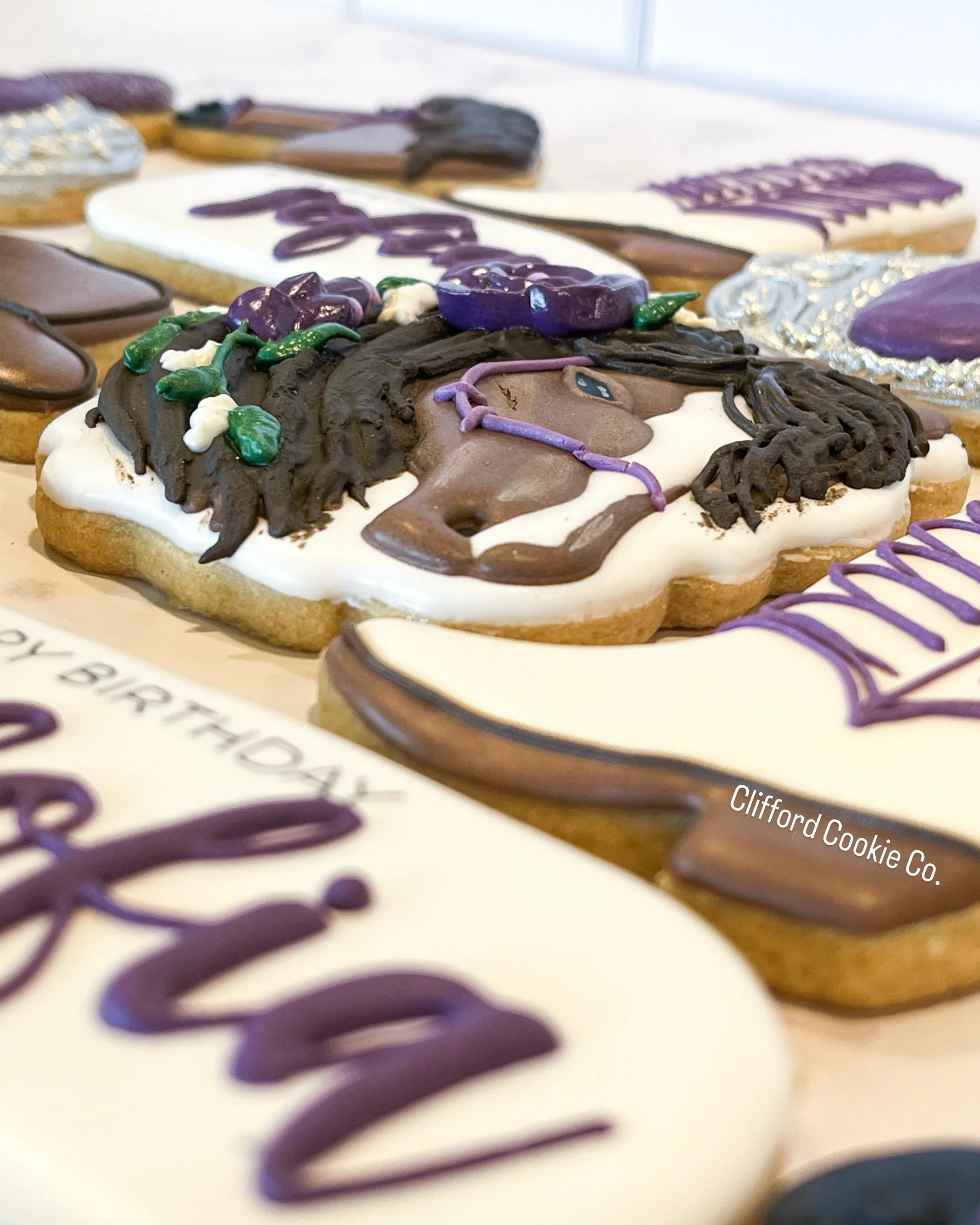 I have so many favorite things about this set 🤩

My most favorite though is probably who they went to. Happy birthday Sofia!! And thank you so much for asking me to make such a fun birthday treat!!! 

#westerncookies #westernbirthday #horsecookies