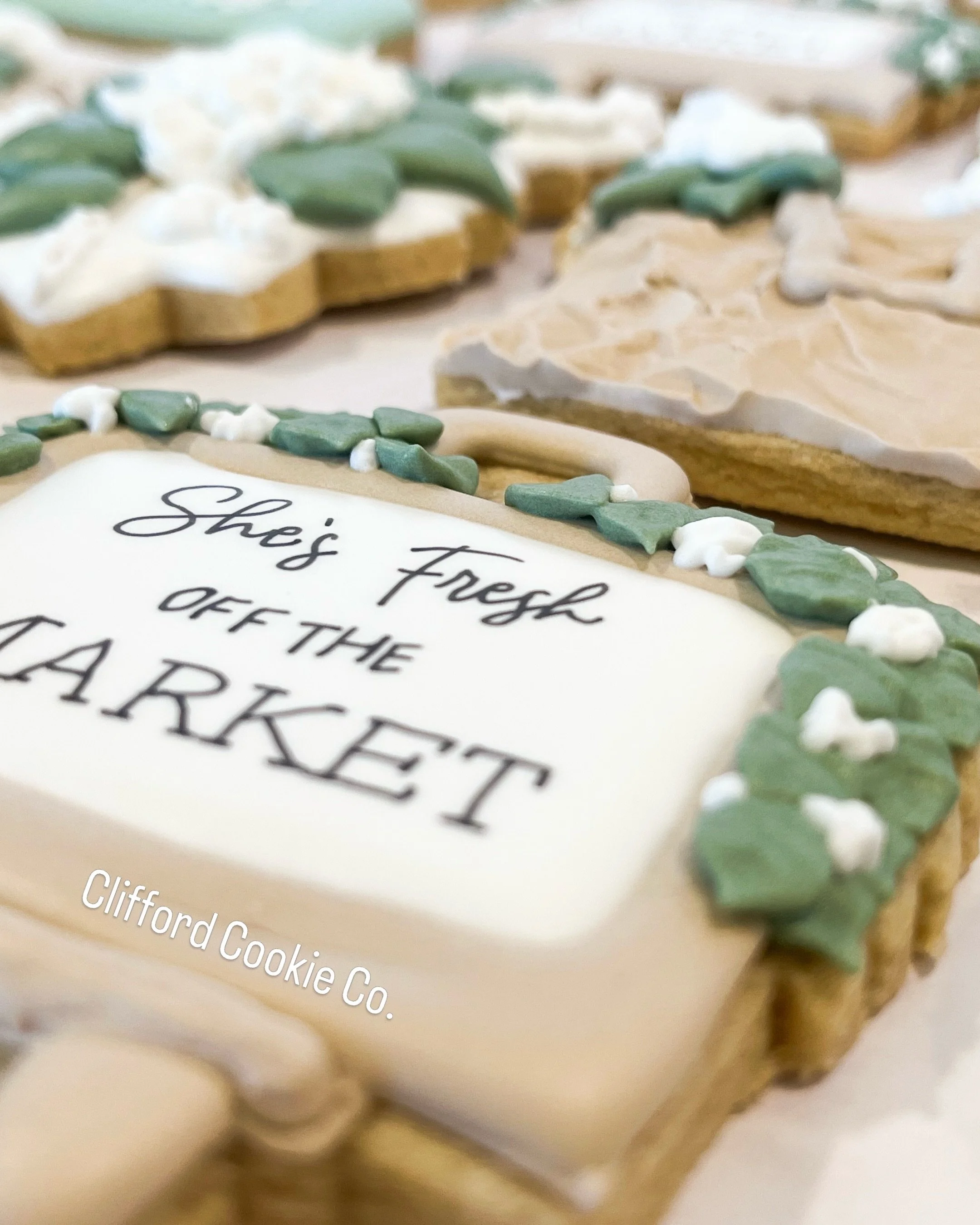 The whole set! What a privilege it was to make cookies for this brides shower 🥹 

#freshoffthemarket #bridalshowercookies #royalicingart
