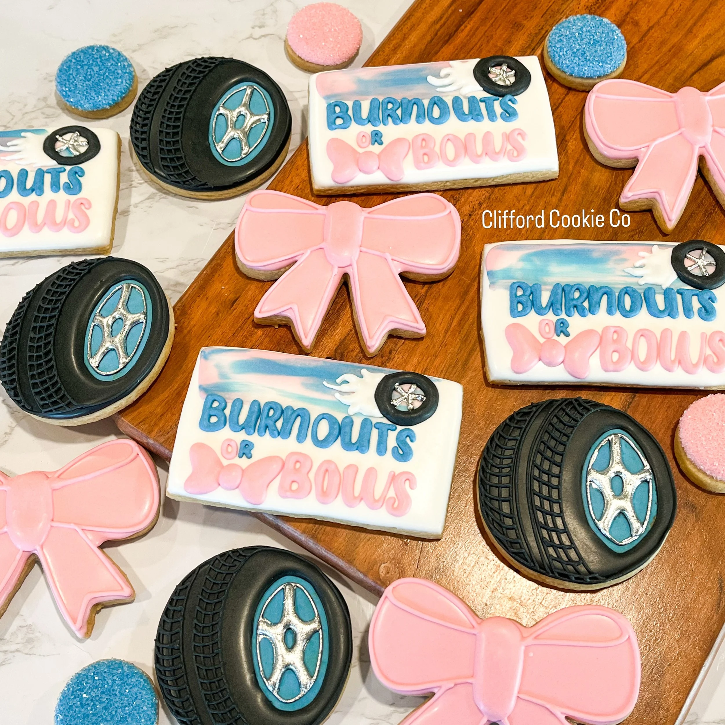 What a fun gender reveal theme! 

🩷💙🩷💙🩷💙🩷

#genderrevealparty #burnoutsorbows #customsugarcookies #royalicingart