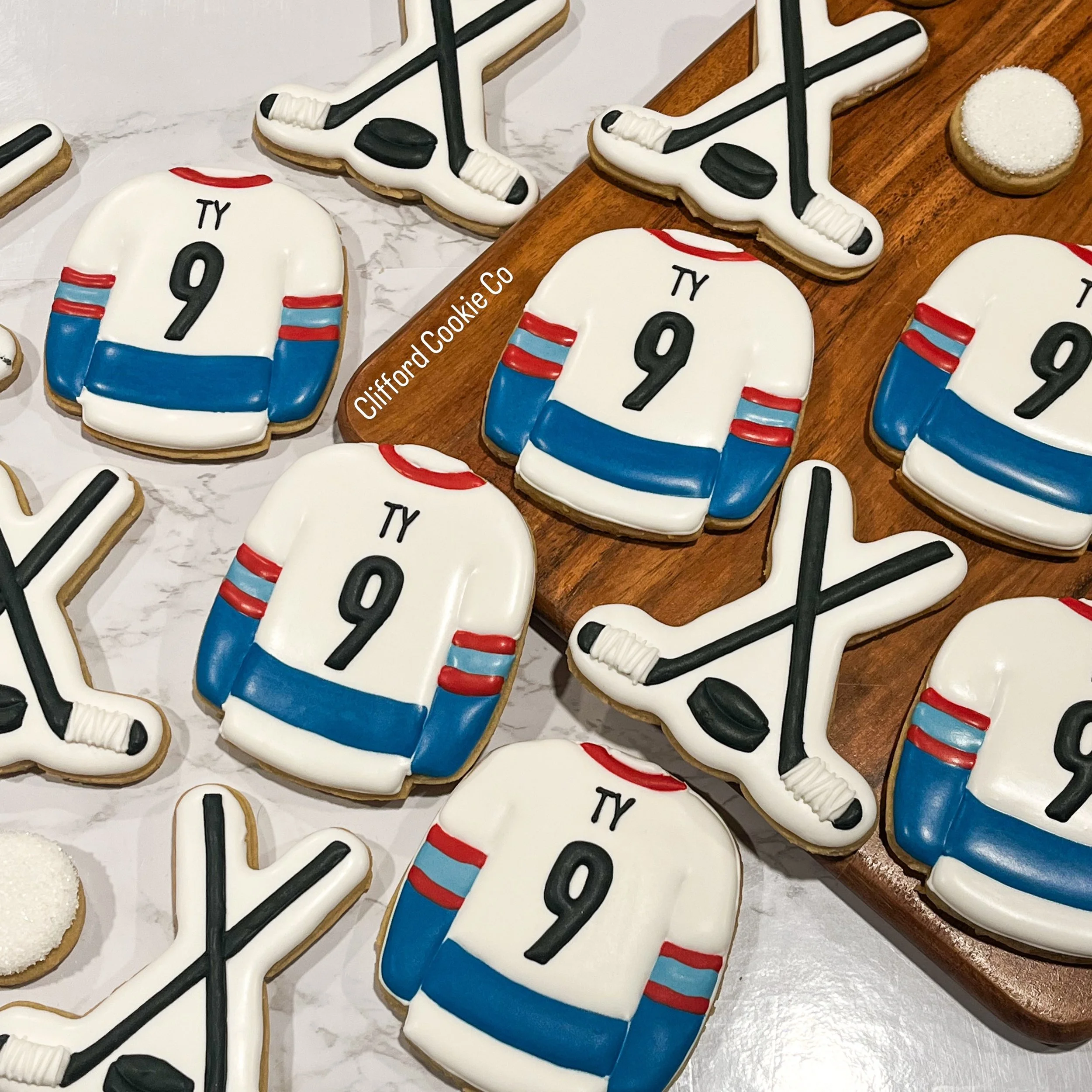 A hockey lovers birthday set ❤️ 
Obsessed with how these turned out. 

#customsugarcookies #hockeycookies #royalicingart #birthdaycookies