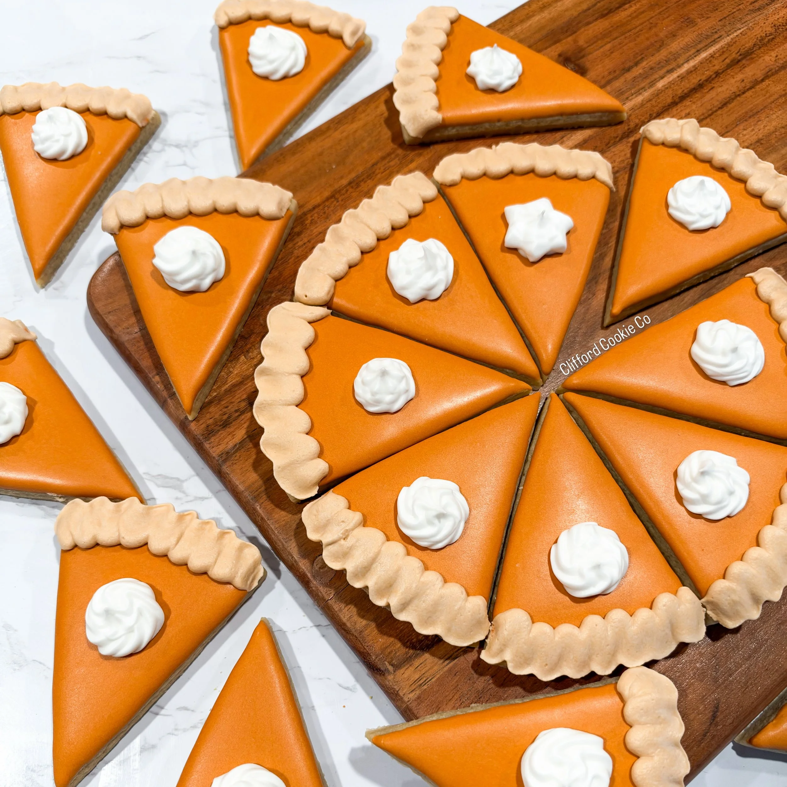 Is there anything that says fall quite like pumpkin pie does? 

How about a pumpkin pie cookie slice? 

#pumpkinpie #pumpkinpiecookie #fallcookies #customsugarcookies