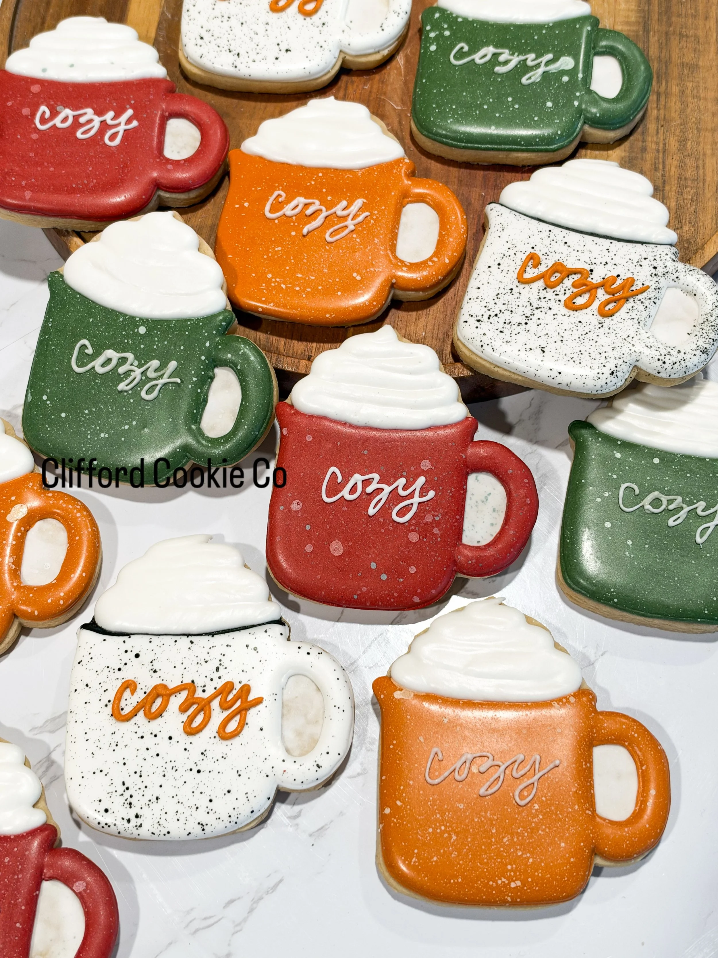 Last of the fall-themed cookies. Little campfire mugs 🧡 what color would you have lined the colored mugs with??

#campfiremug #customsugarcookies #fallcookies #cozyandwarm