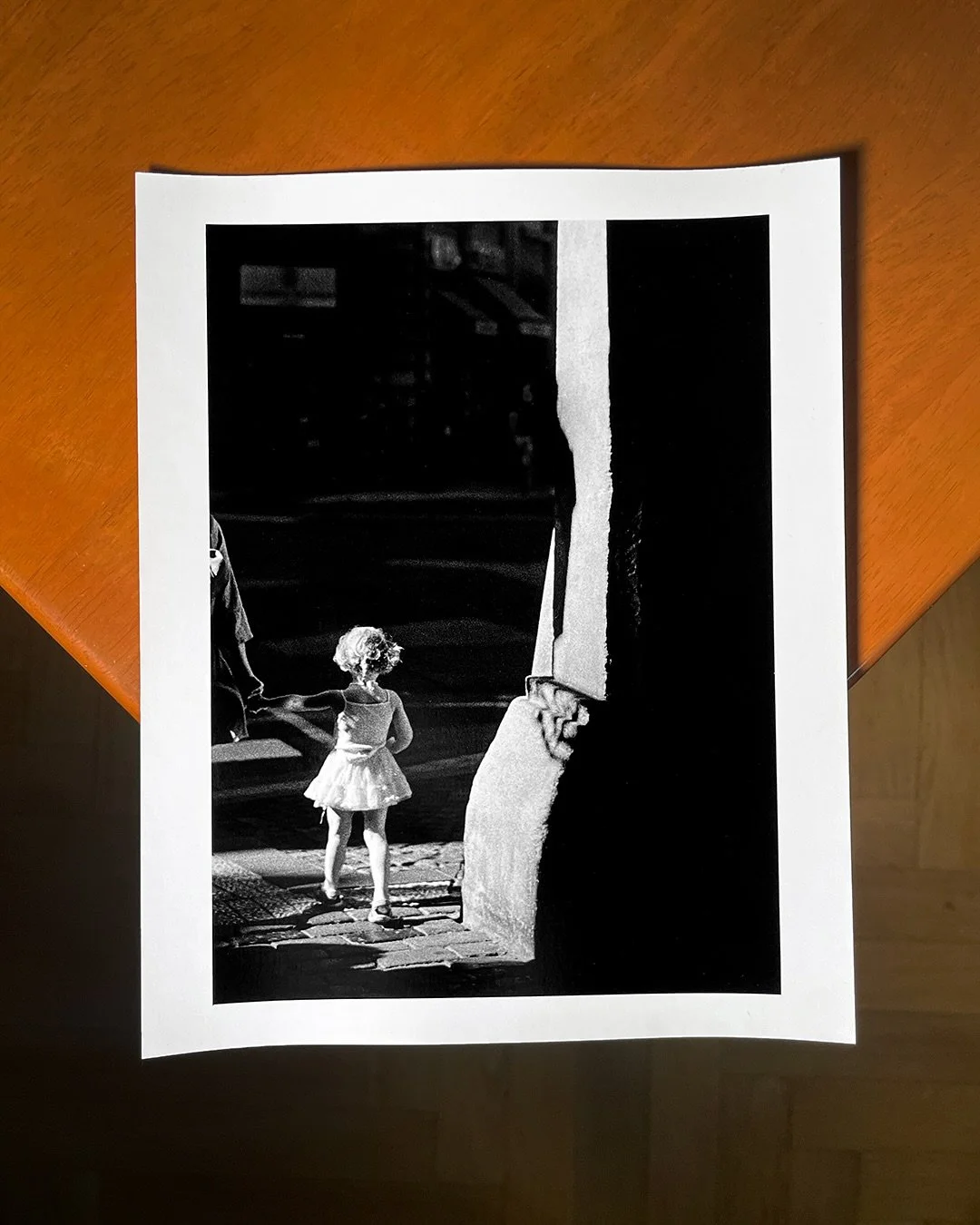 I&rsquo;m Always With You (2025)
・
➡️ swipe right for detail
Handcrafted 8x10&rdquo; fiber-based silver gelatin darkroom print, selenium toned.
.
#darkroom #leica #filmphotography #analogue #visualpoetry #gelatinsilverprint #streetlife #trix400 #koda
