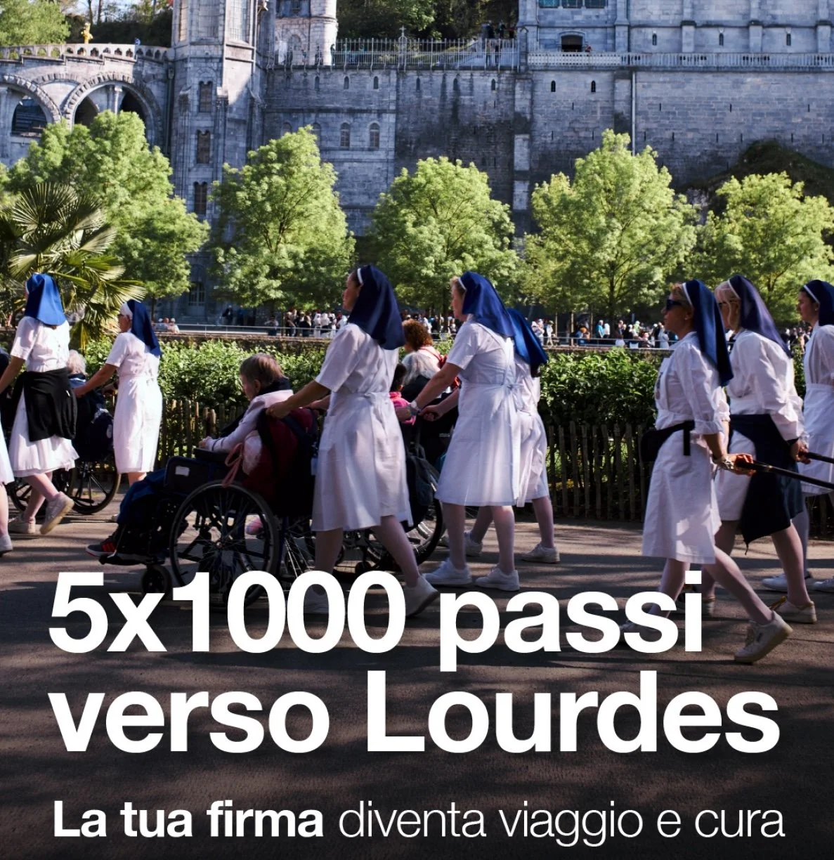 Gruppo di suore che attraversano la strada a Lourdes, con edifici storici sullo sfondo e alberi verdi lungo il percorso.