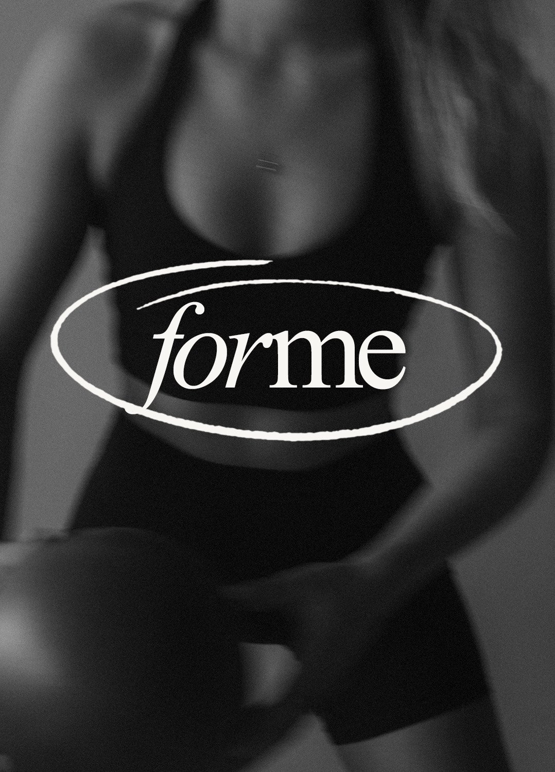 A woman in black athletic wear is leaning forward. The word 'forme' is overlaid on the image inside an oval outline.