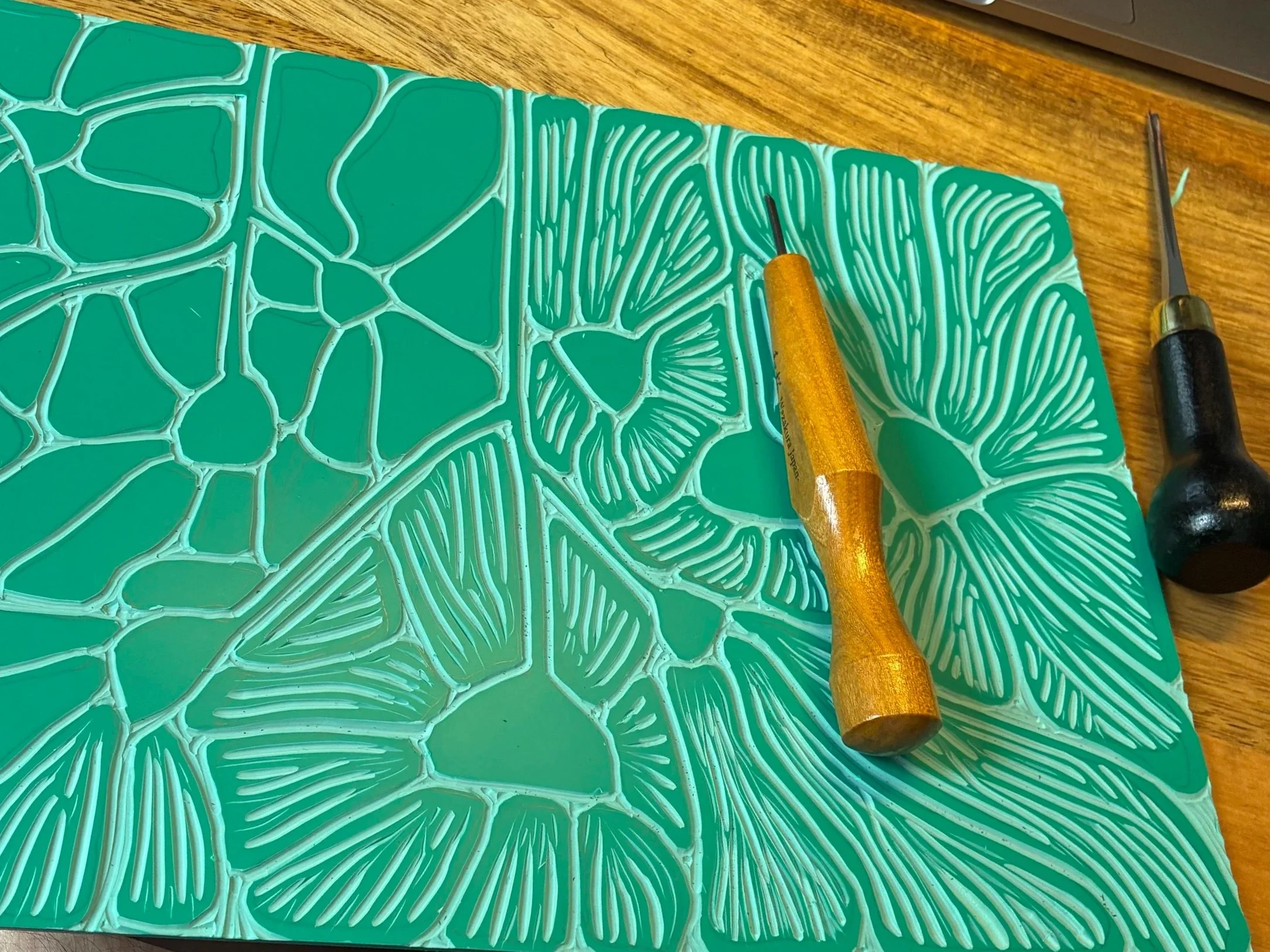 plaque de lino partiellement gravée avec une gouge