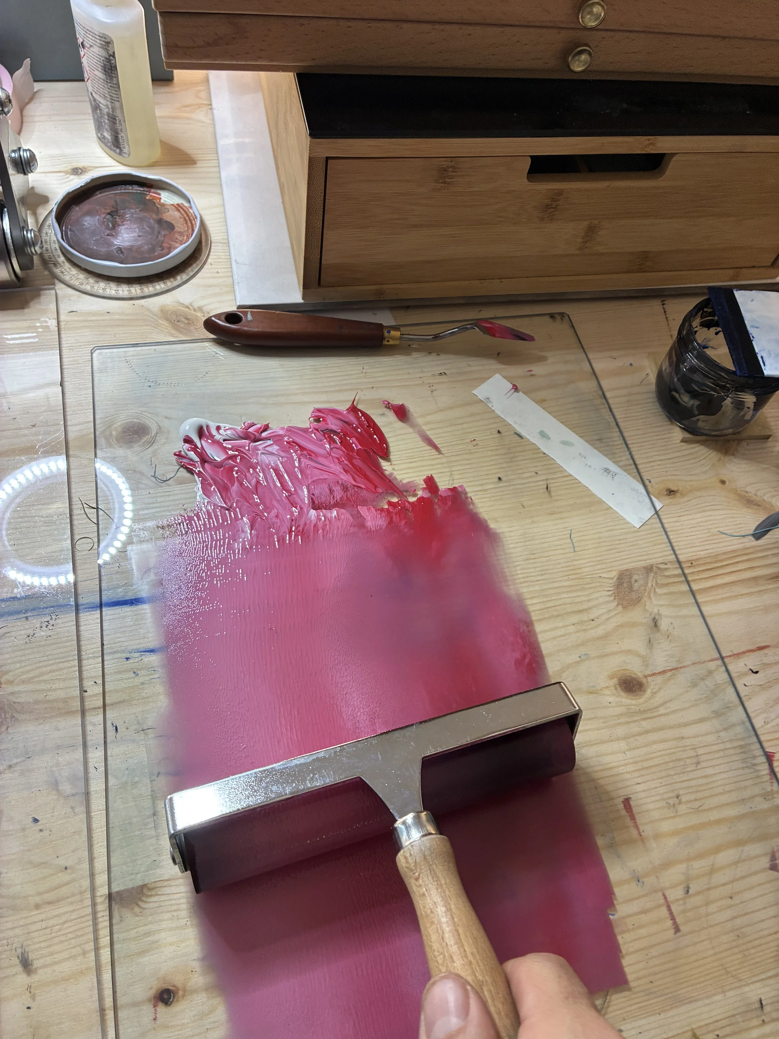 étalement de l'encre avec un rouleau