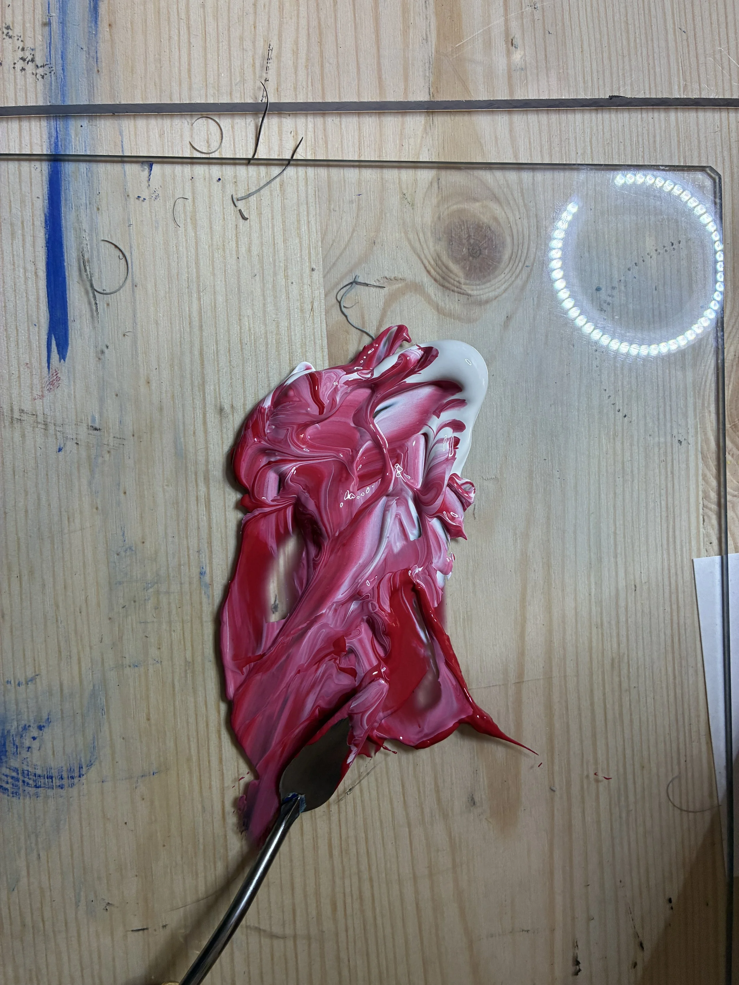 mélange d'encres rouges et blanches sur une plaque de verre