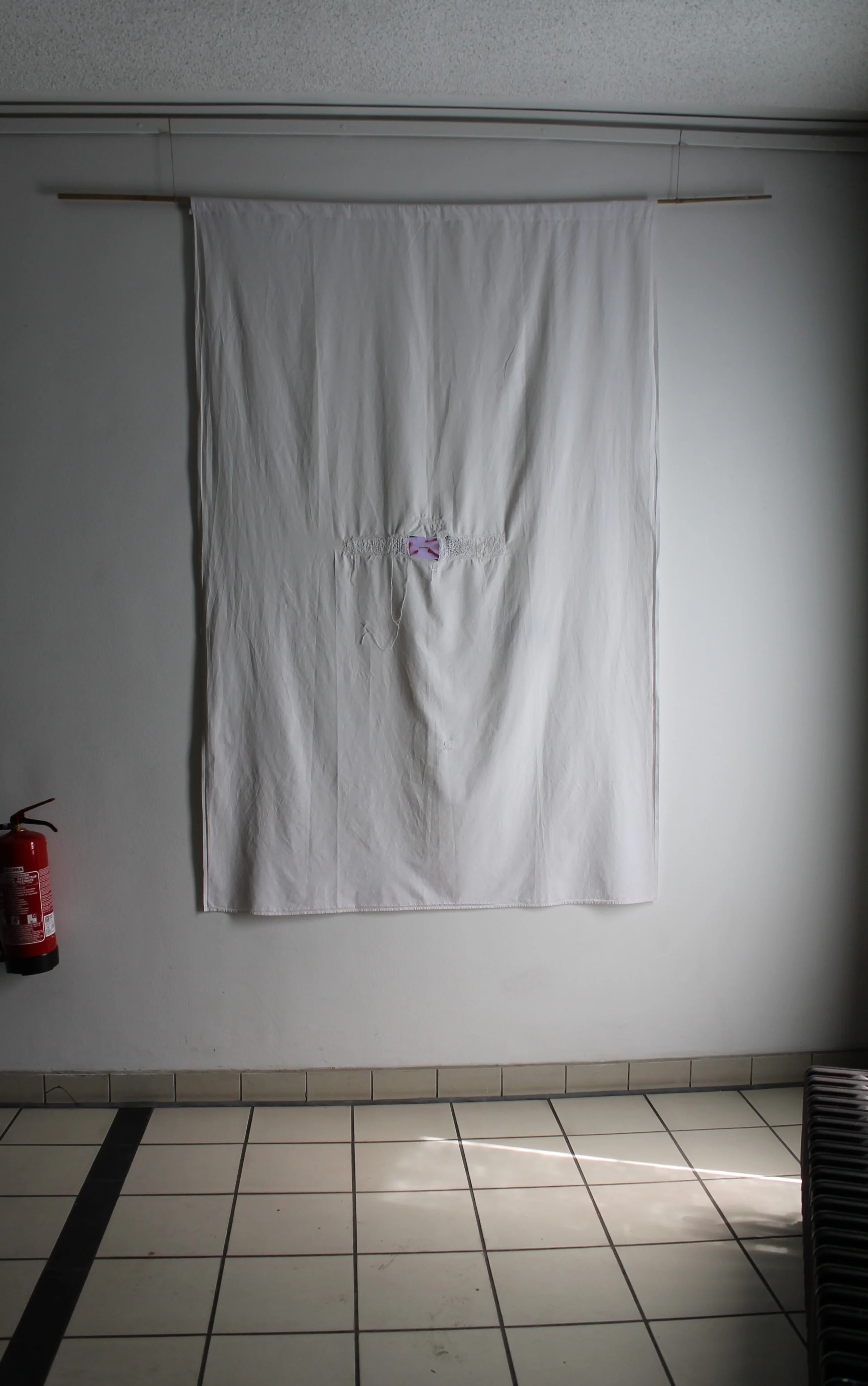 First time it was presented as an installation at the UDK Rundgang. Bamboo stick, white cloth, mended work, video 200x 220, 2024