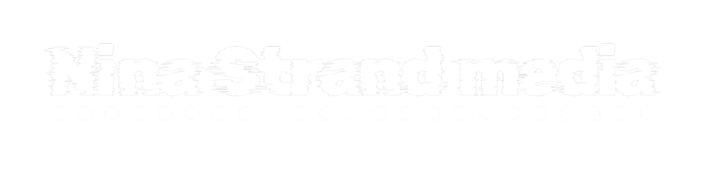 Nina Strand Media-logo i hvit, stilisert tekst på svart bakgrunn.